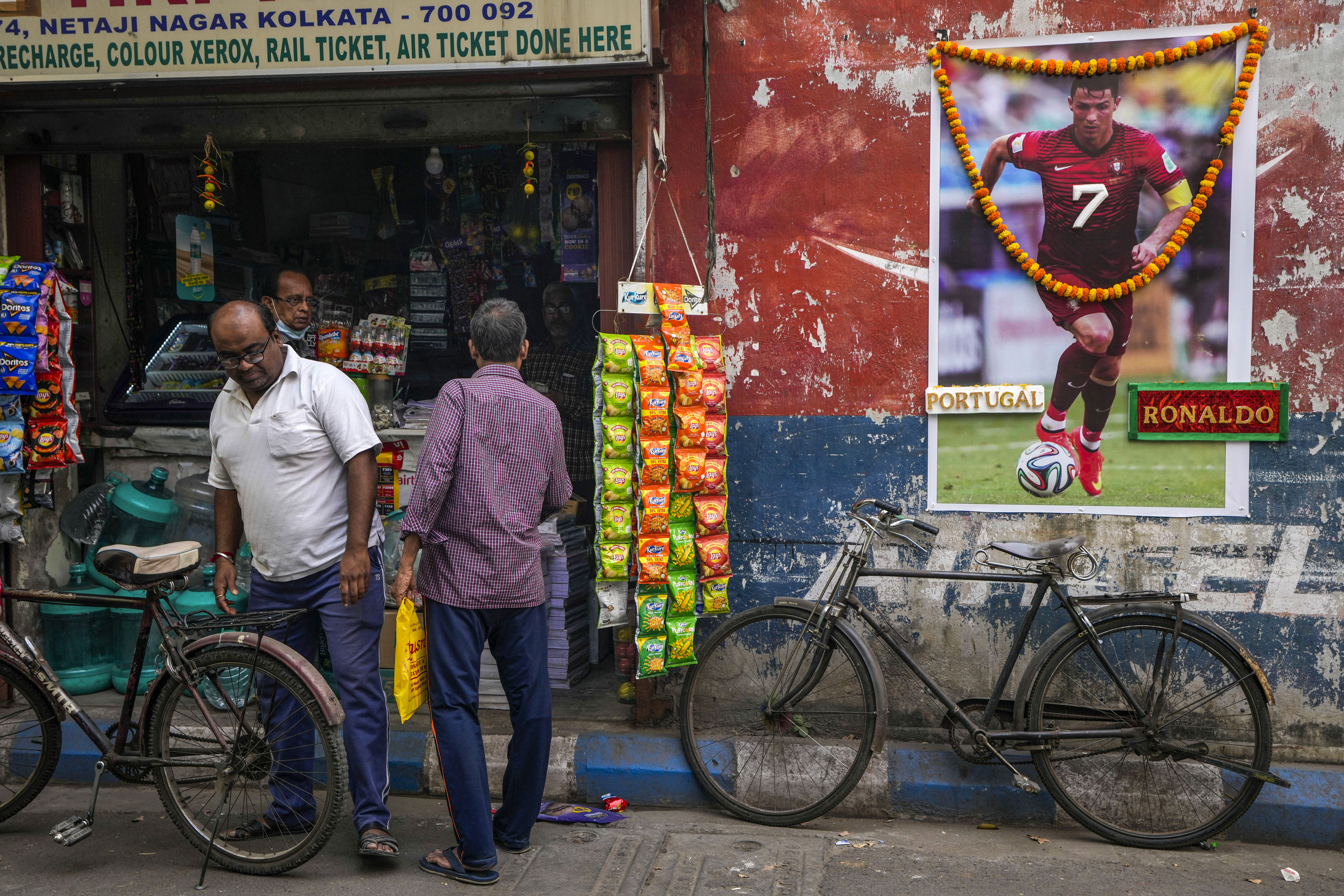 Imagen de Cristiano Ronaldo a la entrada de una tienda en la India.