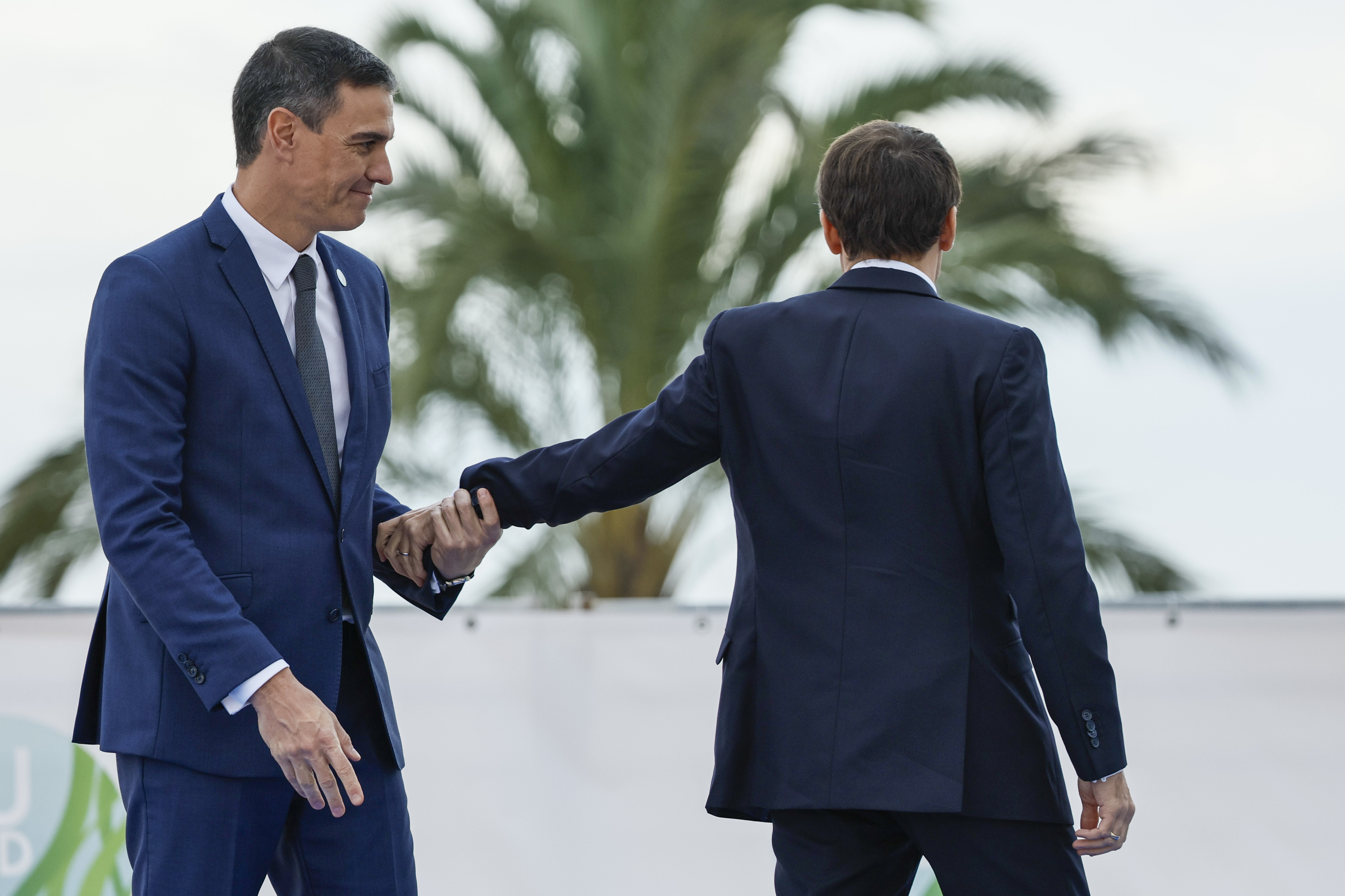 Macron y Sánchez bendicen el H2MED pero posponen el choque sobre el ‘color’ del hidrógeno
