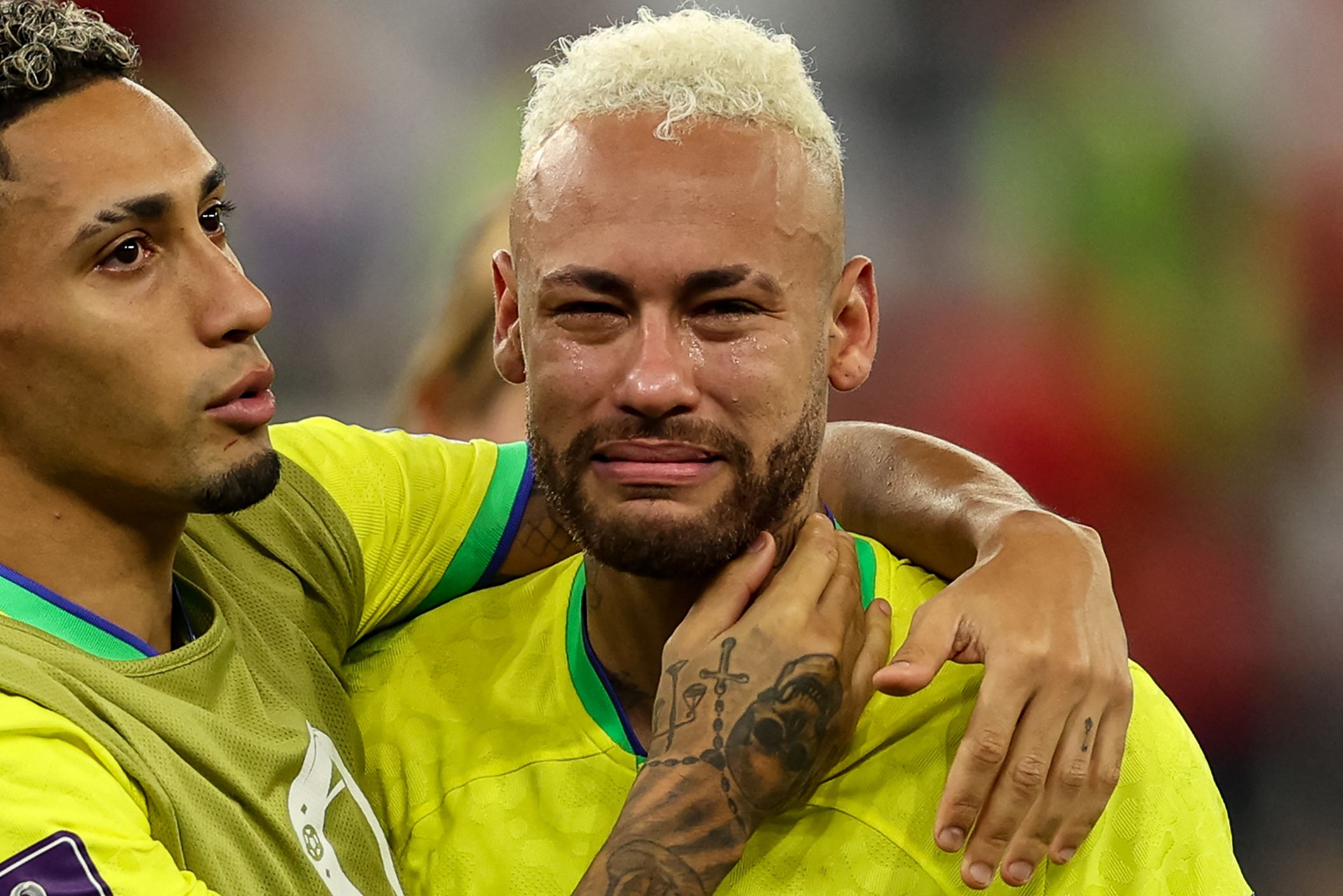 Neymar es consolado por Raphinha tras la eliminacin ante Croacia.