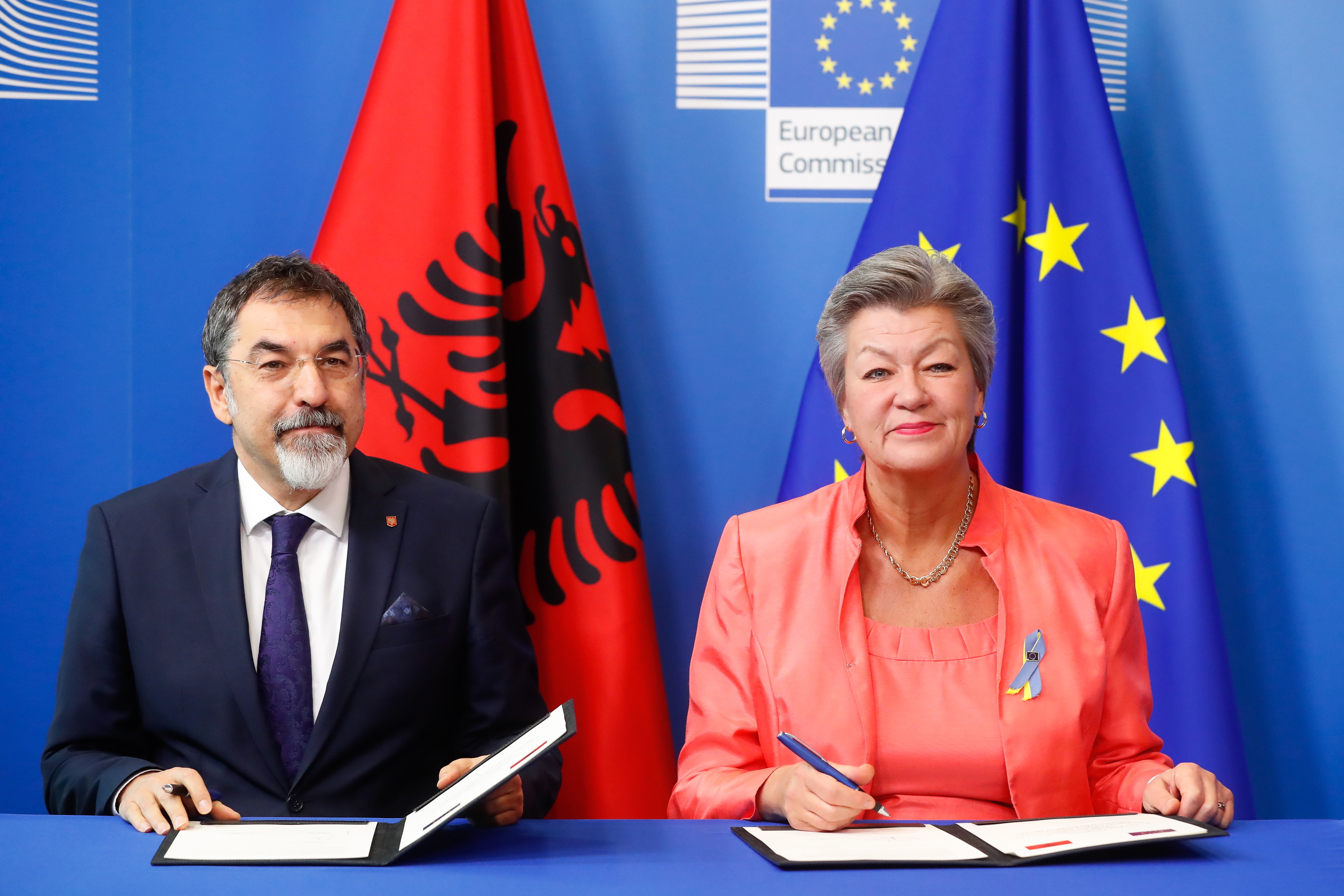 La comisaria europea de asuntos internos Ylva Johansson y el ministro del interior albans Bledi Cuci, ayer tras la firma del plan antiterrorista en los Balcanes occidentales.