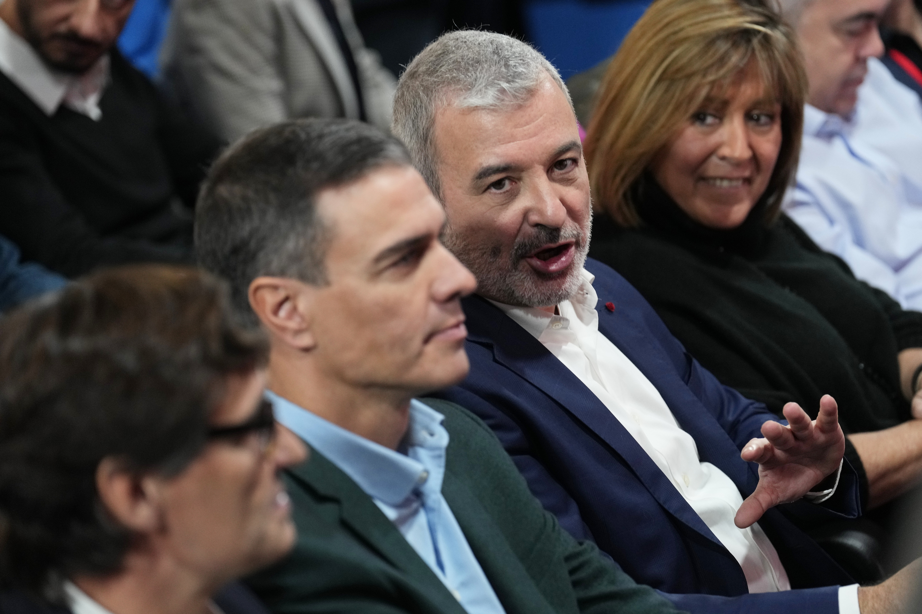 Pedro Sánchez, acompañado por el líder del PSC, Salvador Illa, en un acto del partido este domingo en Barcelona. domingo. EFE/Alejandro García