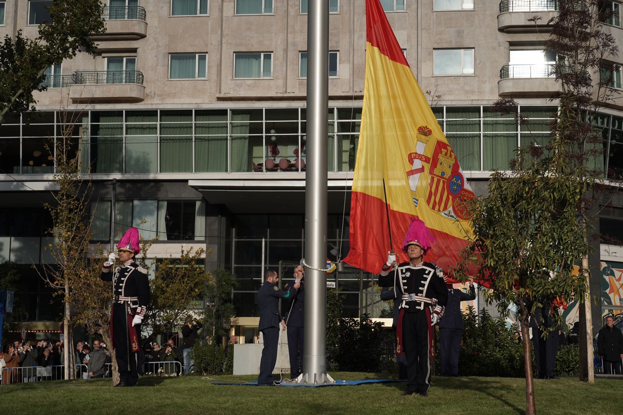 El izado de la bandera en plaza de Espaa.