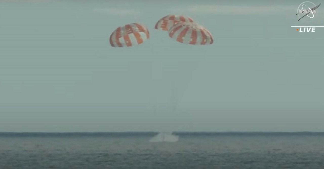 La nave Orión con los paracaídas desplegados ameriza en el Pacífico