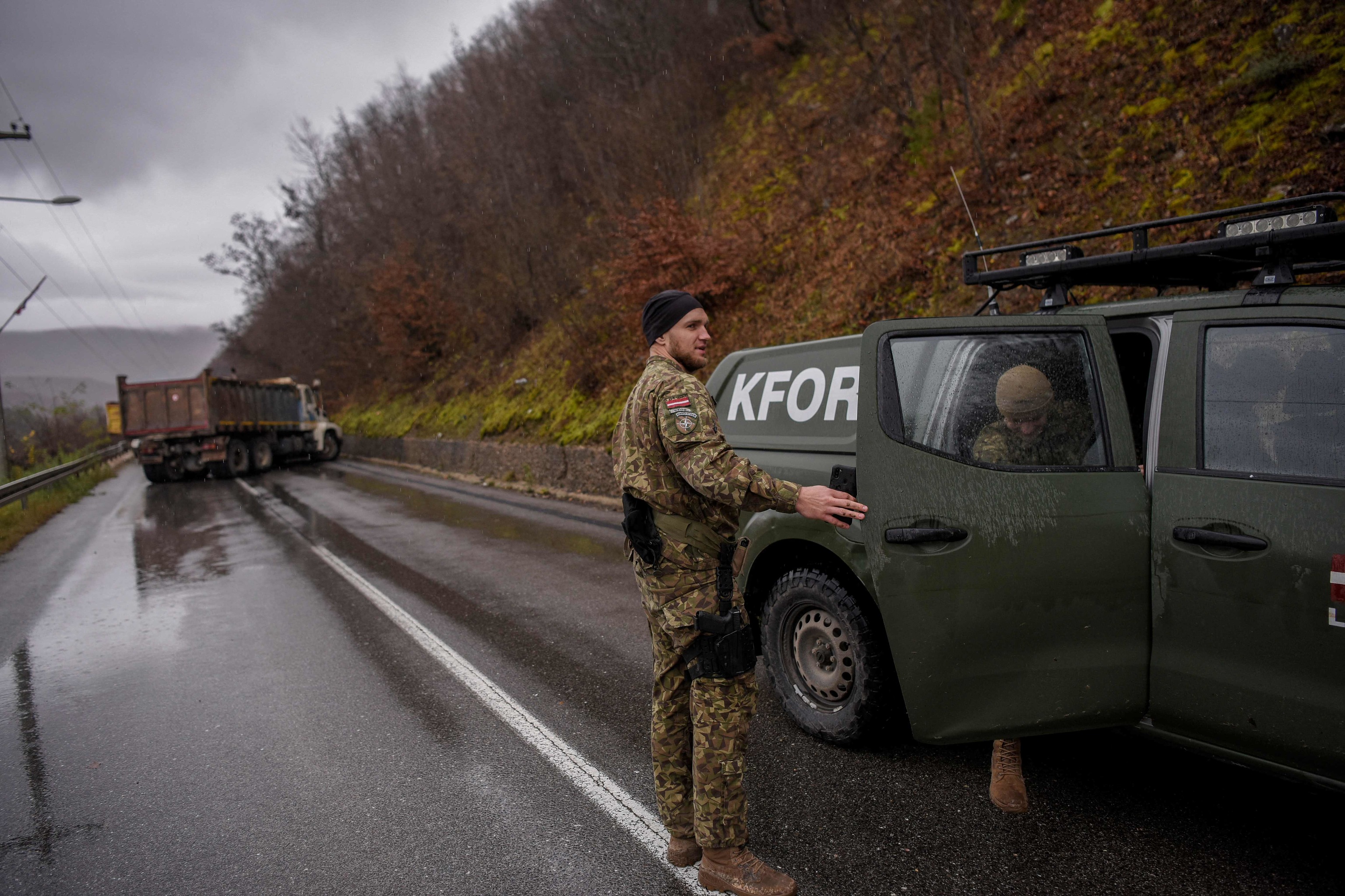 Soldados de la OTAN en Kosovo en una carretera bloqueada.