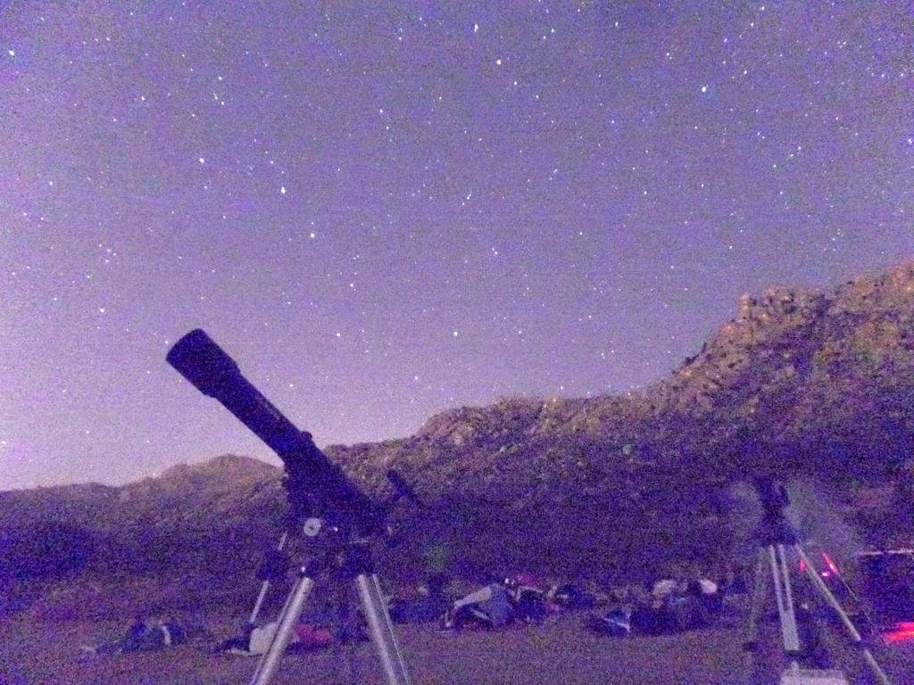 Grupo de personas tumbadas, observando el cielo estrellado.
