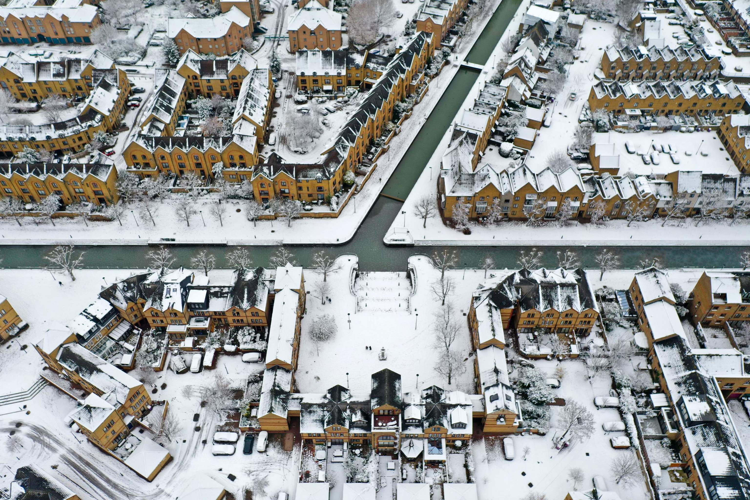 Vista area de las casas nevadas en Wapping (Londres).