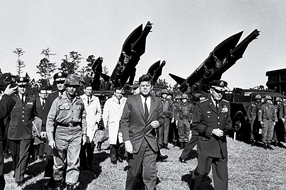 Kennedy visita una base militar durante la crisis.
