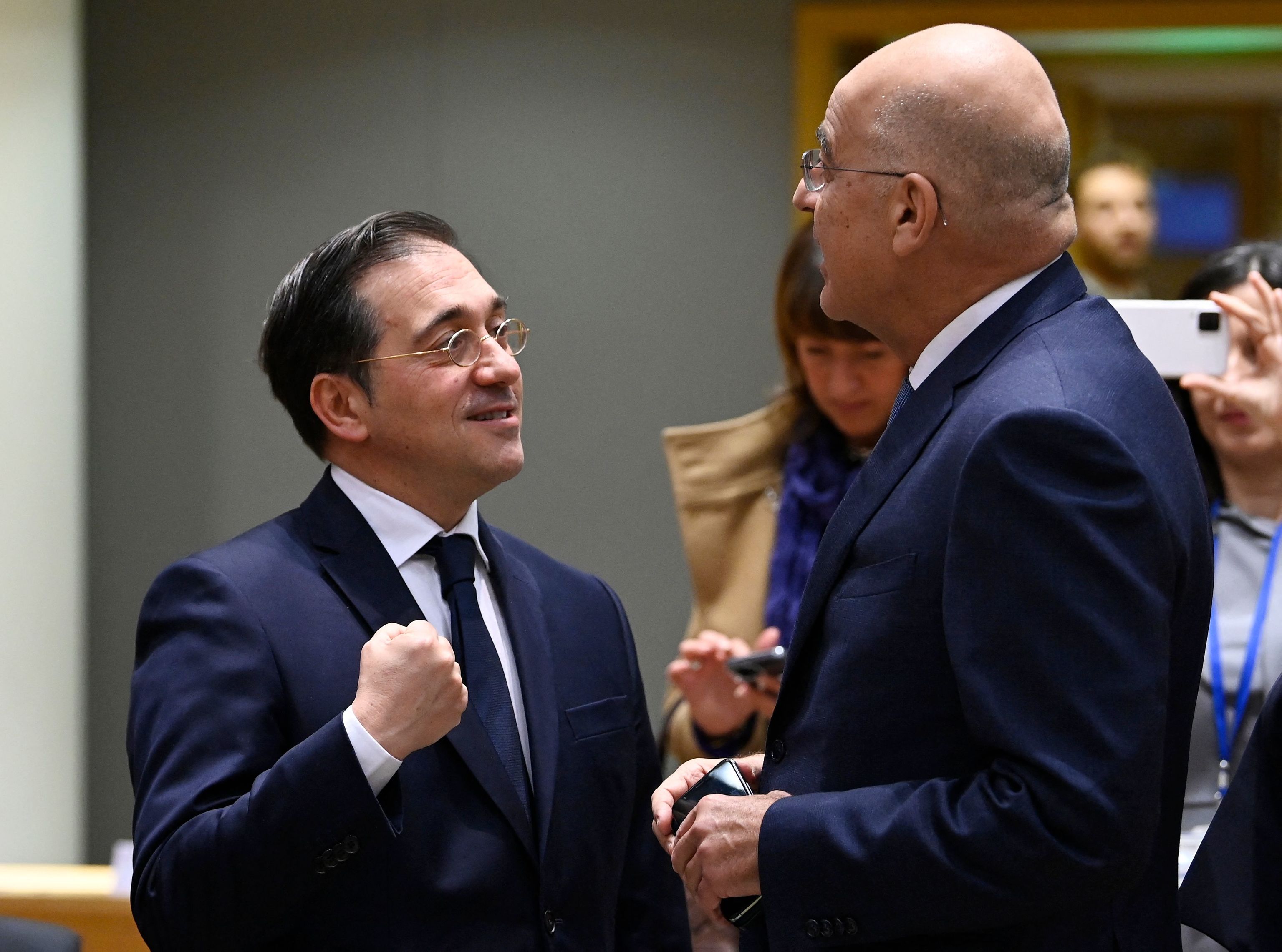 Albares, junto con el ministro griego de Exteriores, Nikolaos Georgios Dendias, este lunes.