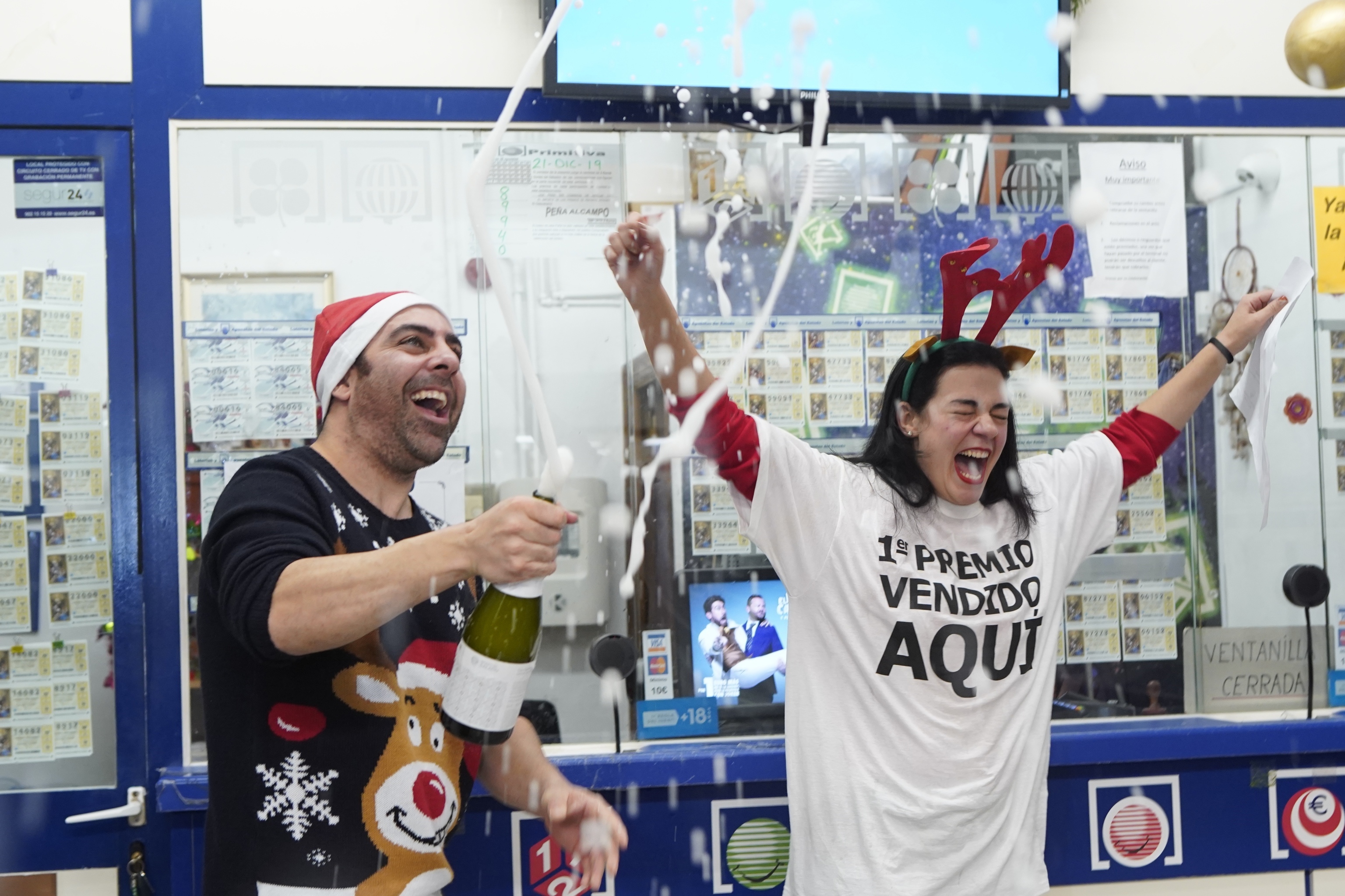 Dos personas celebran un premio de la Lotera de Navidad