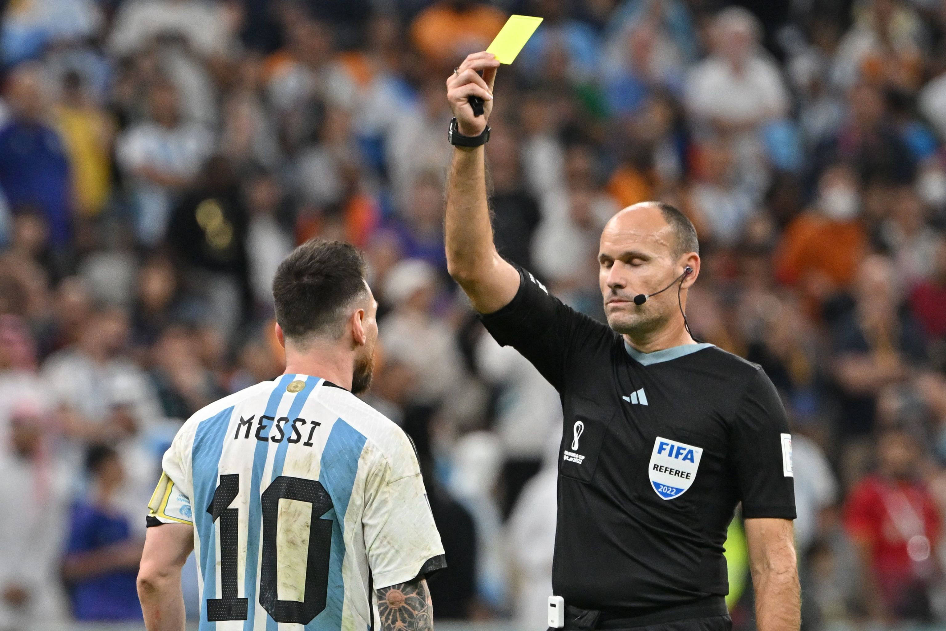 Mateu Lahoz amonesta a Messi durante el partido de cuartos entre Pases Bajos y Argentina.
