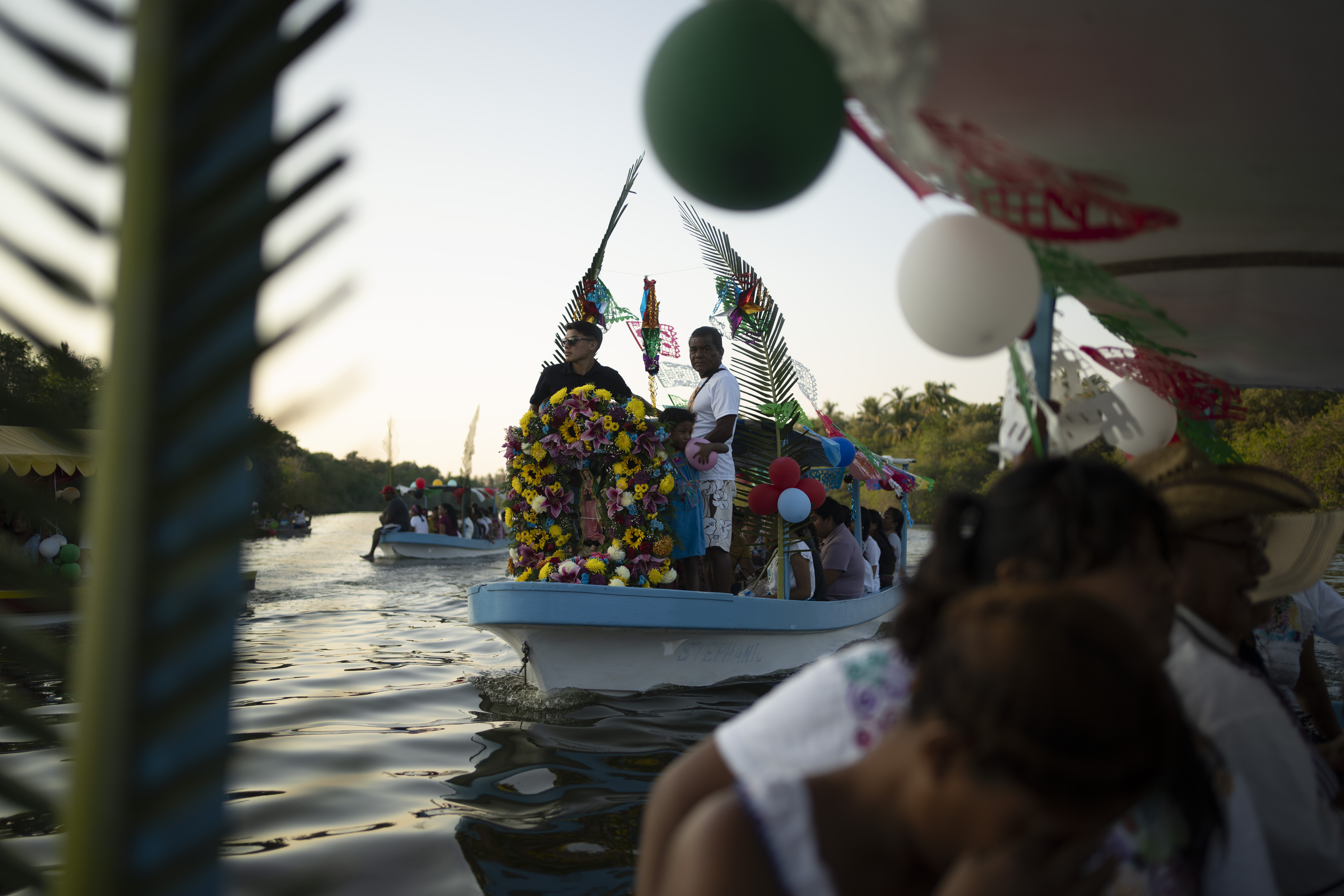 Mexicanos homenajean a la Virgen en botes, en Barra Viejo, Mxico.