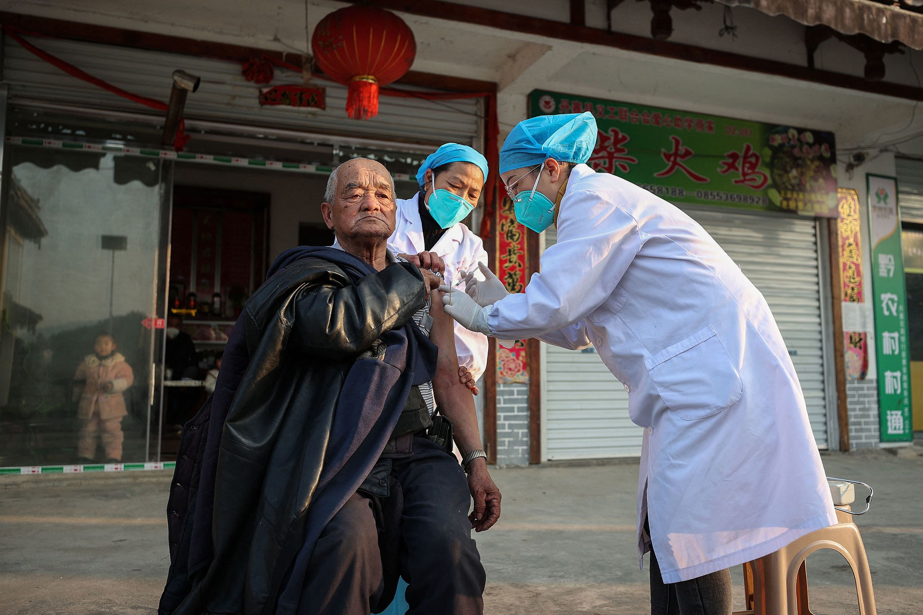 Un hombre chino recibe una vacuna contra el Covid-19, este lunes.