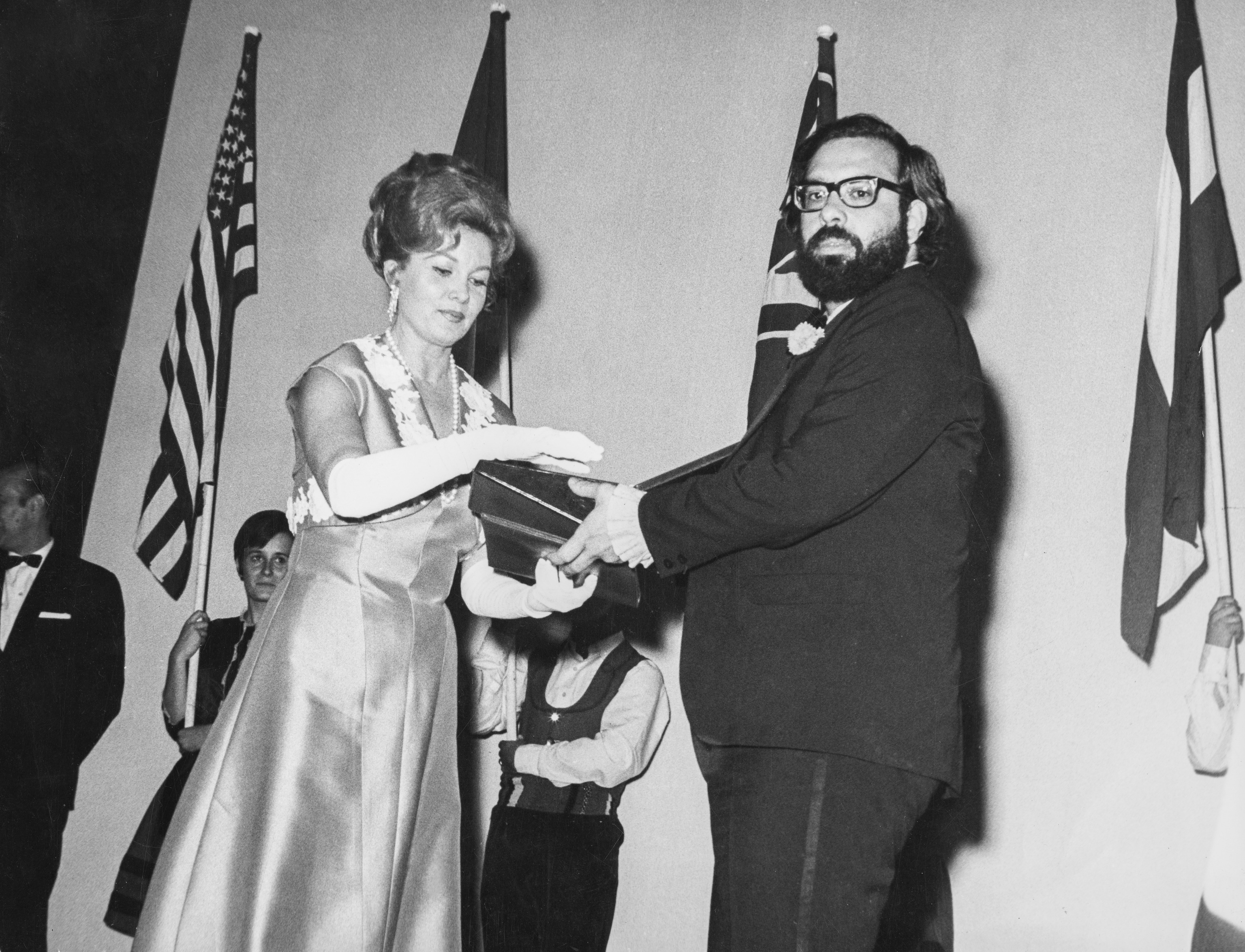 La actriz Rhonda Fleming entrega la Concha de Oro a Francis Ford Coppola en 1969 sobre el escenario del Teatro Victoria Eugenia.
