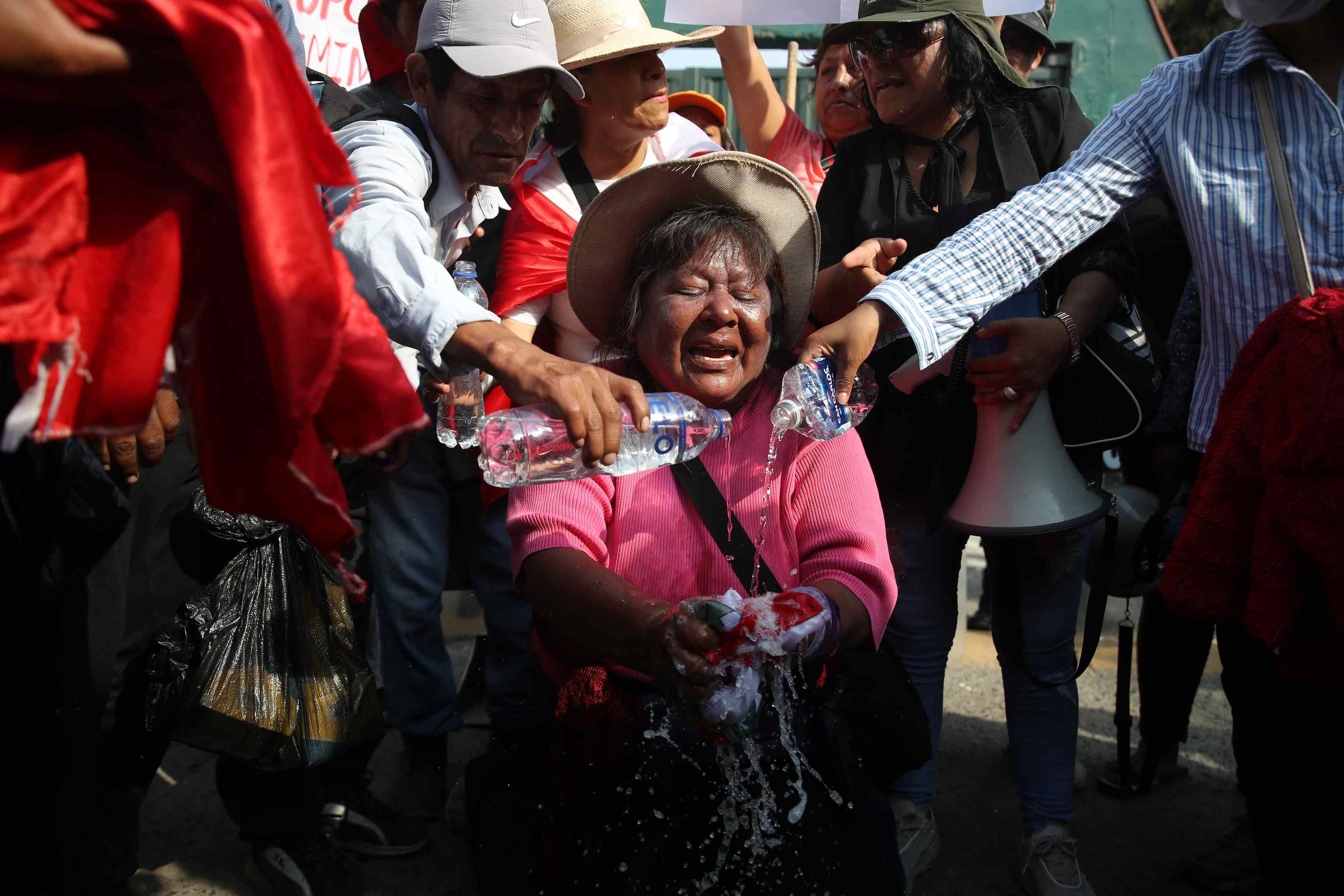 Una mujer lava la bandera de Per en una manifestacin a favor de Castillo en Lima.