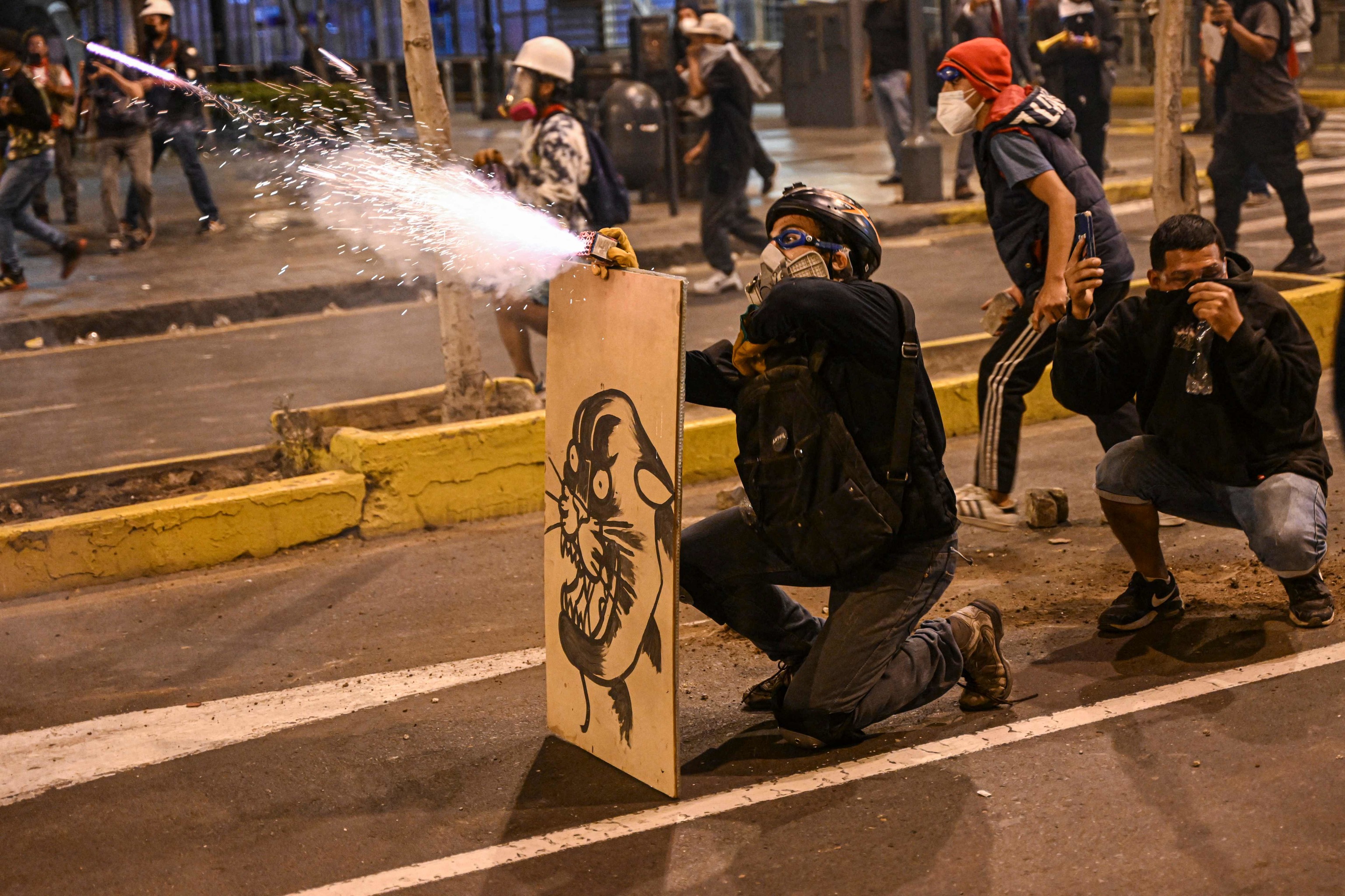 Partidarios de Castillo lanzan petardos a la policía antidisturbios, en Lima.