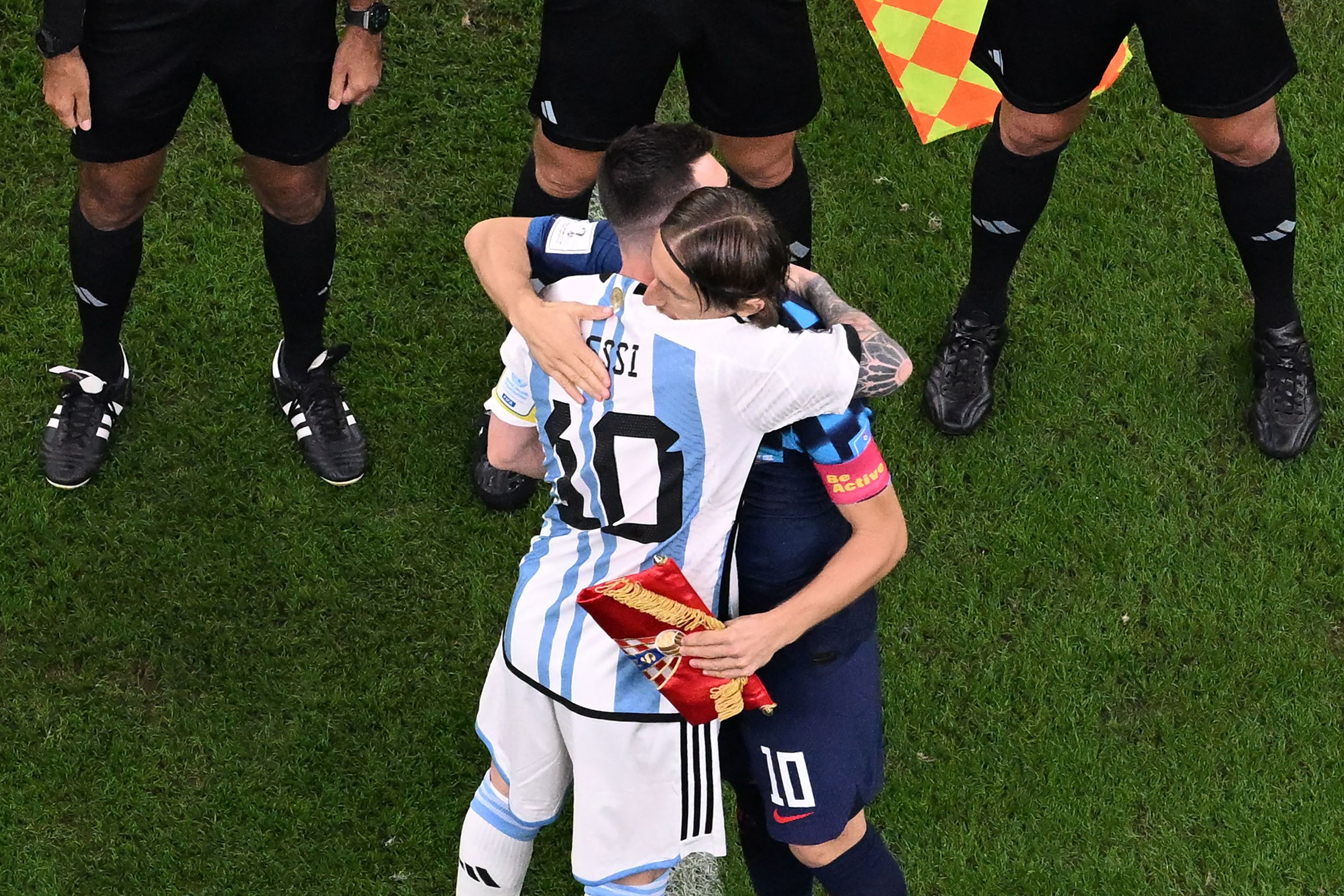 Messi y Modric se abrazan.