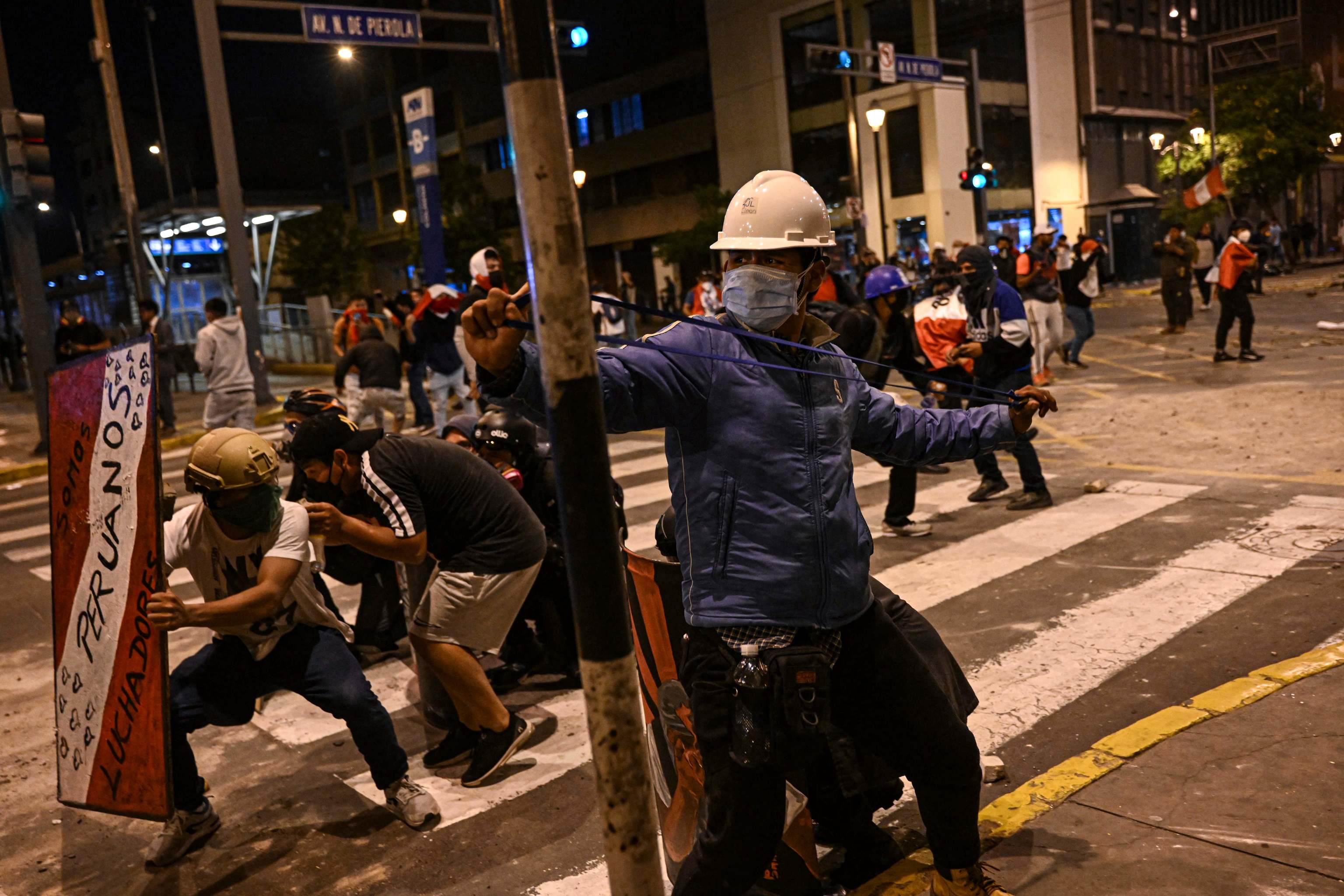 Partidarios del ex presidente Pedro Castillo chocan con la polica antidisturbios durante una protesta cerca del Congreso en Lima