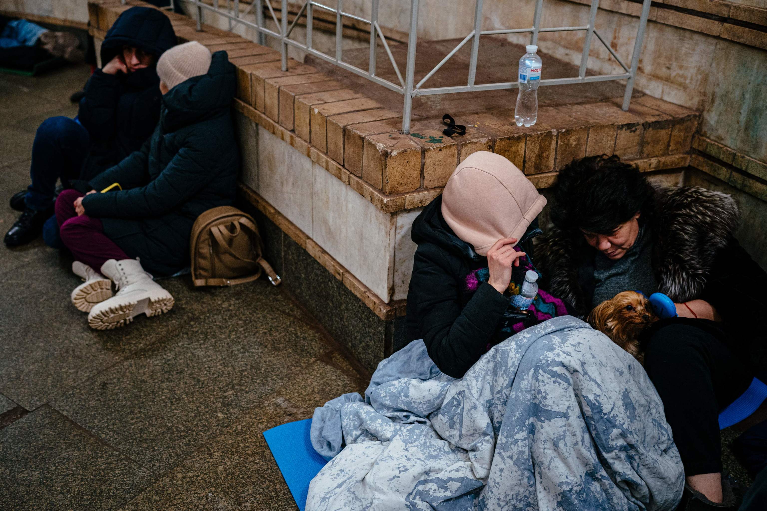 Refugiados en el interior de una estación de metro durante una alerta de ataque aéreo en el centro de Kiev.