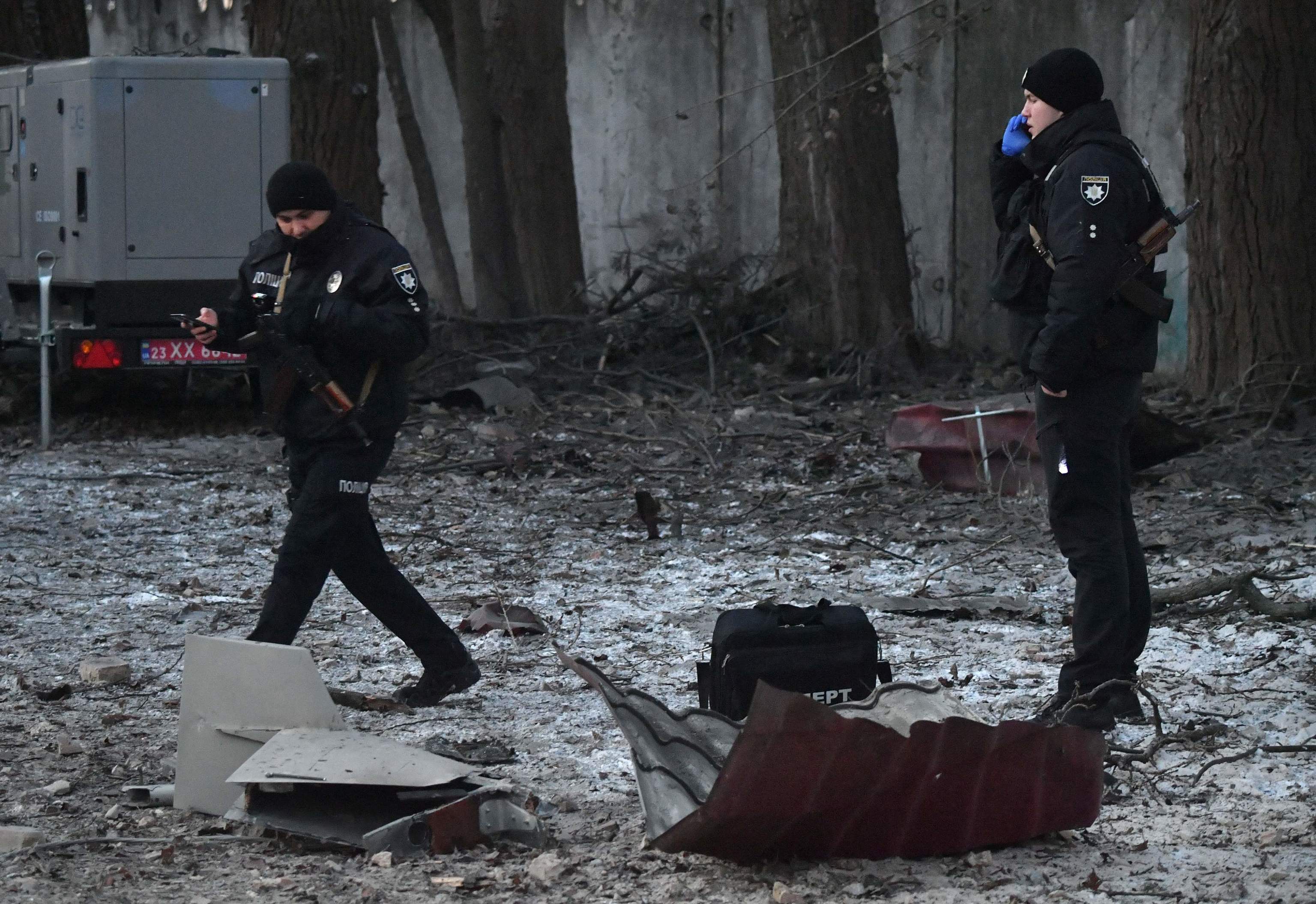 Rescatistas y expertos policiales examinan los restos de un dron tras un ataque contra un edificio administrativo en Kiev, capital de Ucrania, el 14 de diciembre de 2022.