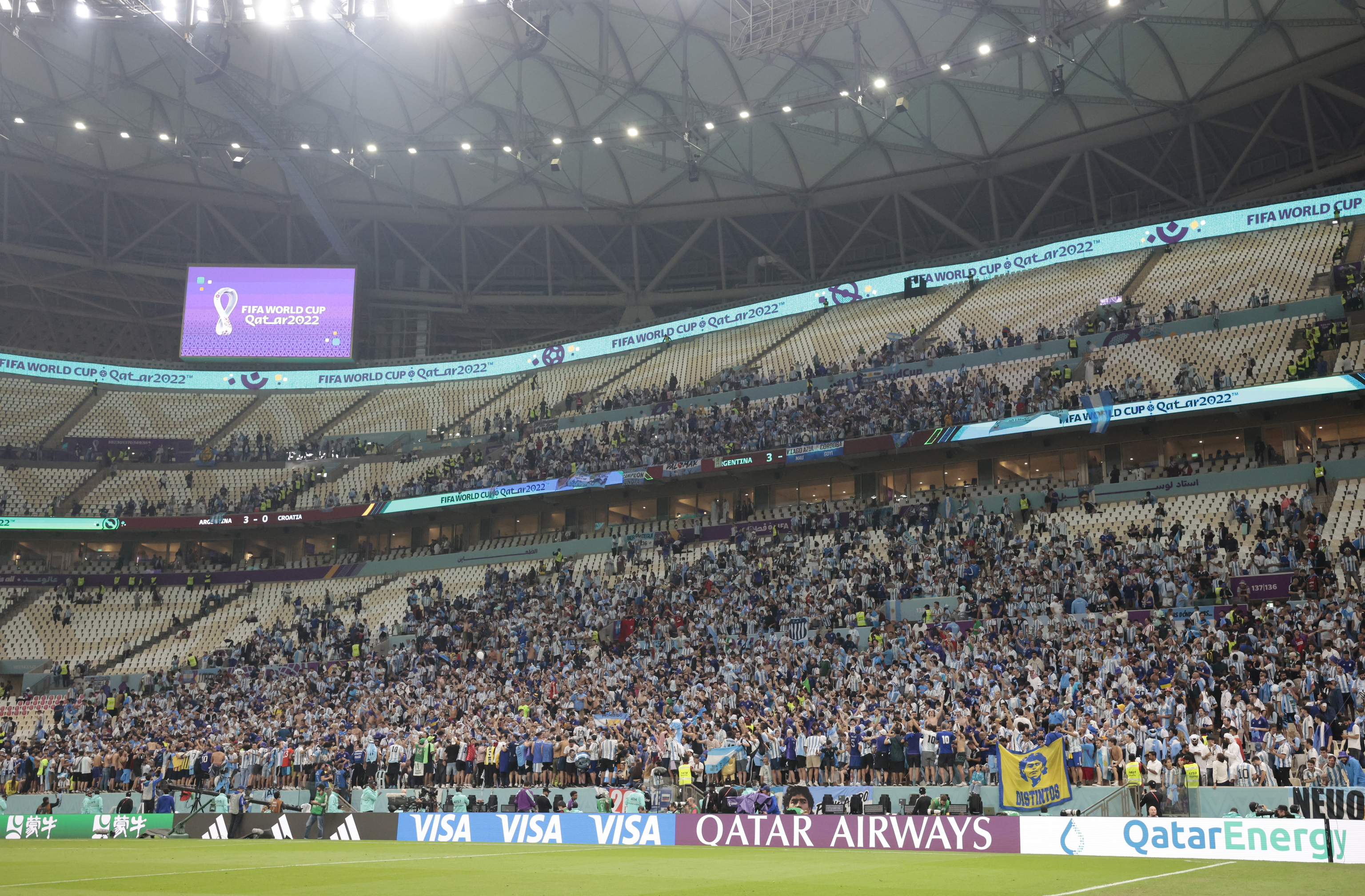 La aficin argentina en la grada del estadio de Lusail tras la semifinal.