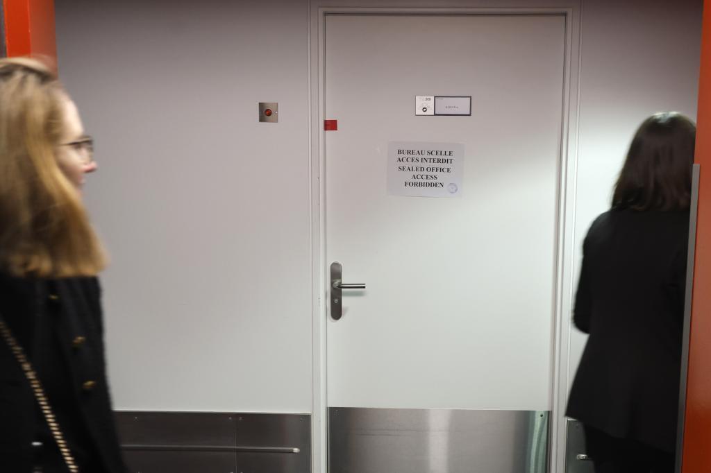 Dos mujeres pasan frente a la puerta de la oficina en el Parlamento Europeo de Eva Kaili, sellada.