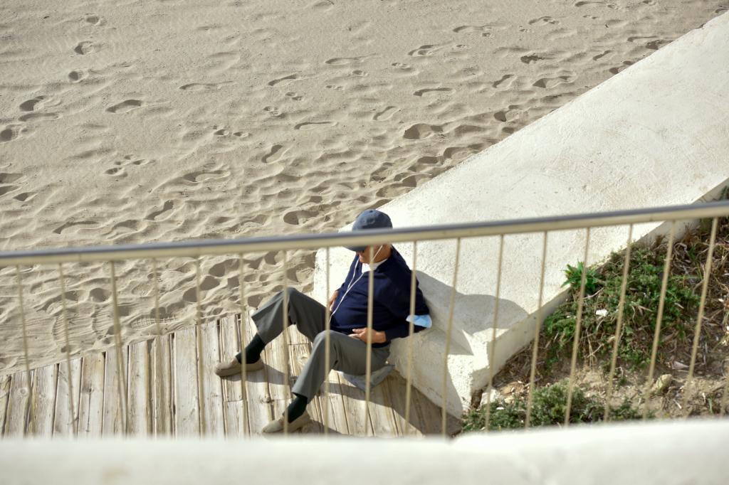 Un jubilado descansa en la playa de Benidorm.