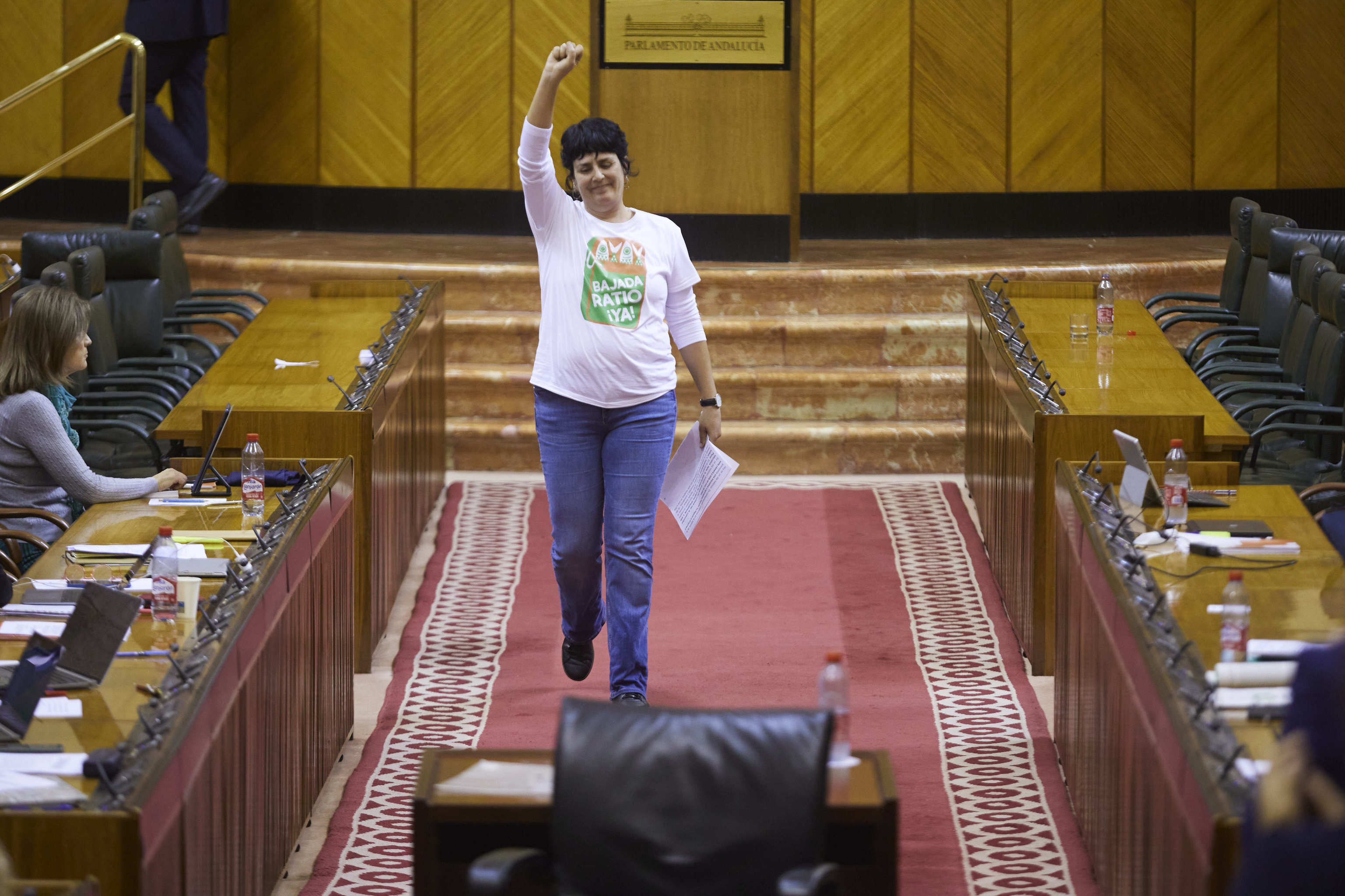 Carmen Yuste saluda tras su intervencin en la tribuna del Parlamento.