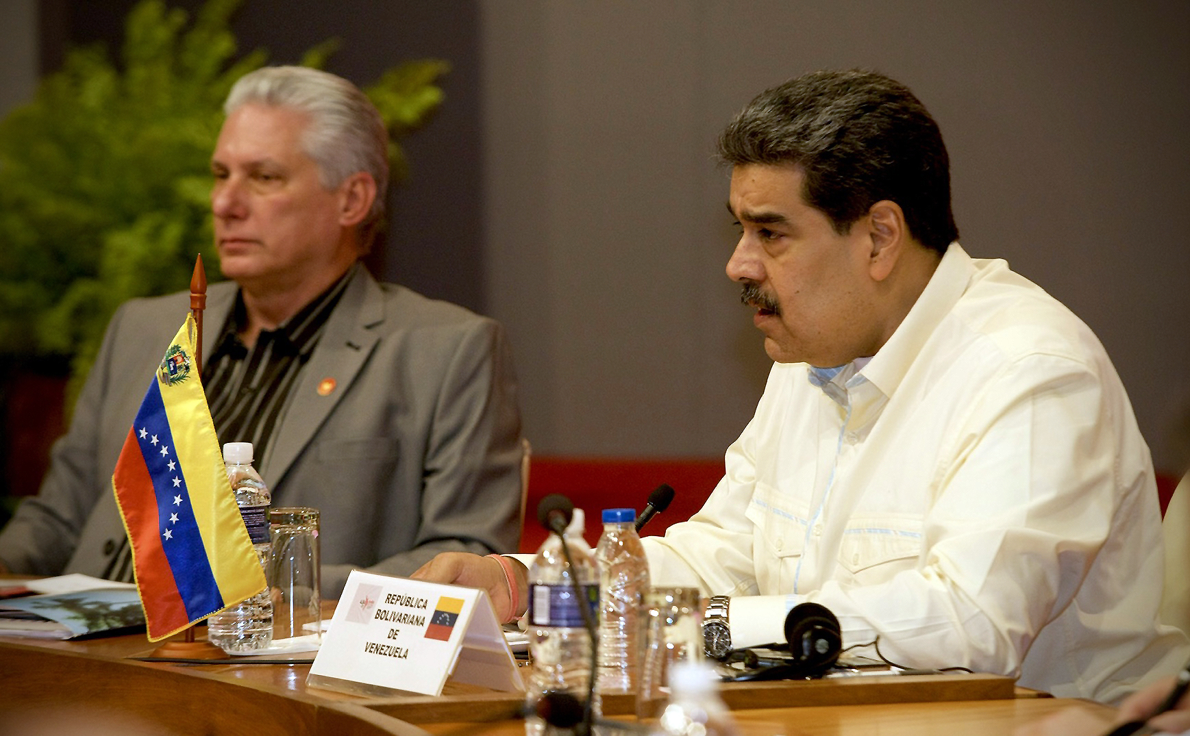 Miguel Daz.Canel, junto a su homlogo de Venezuela, Nicols Maduro (d), durante la cumbre de la ALBA.