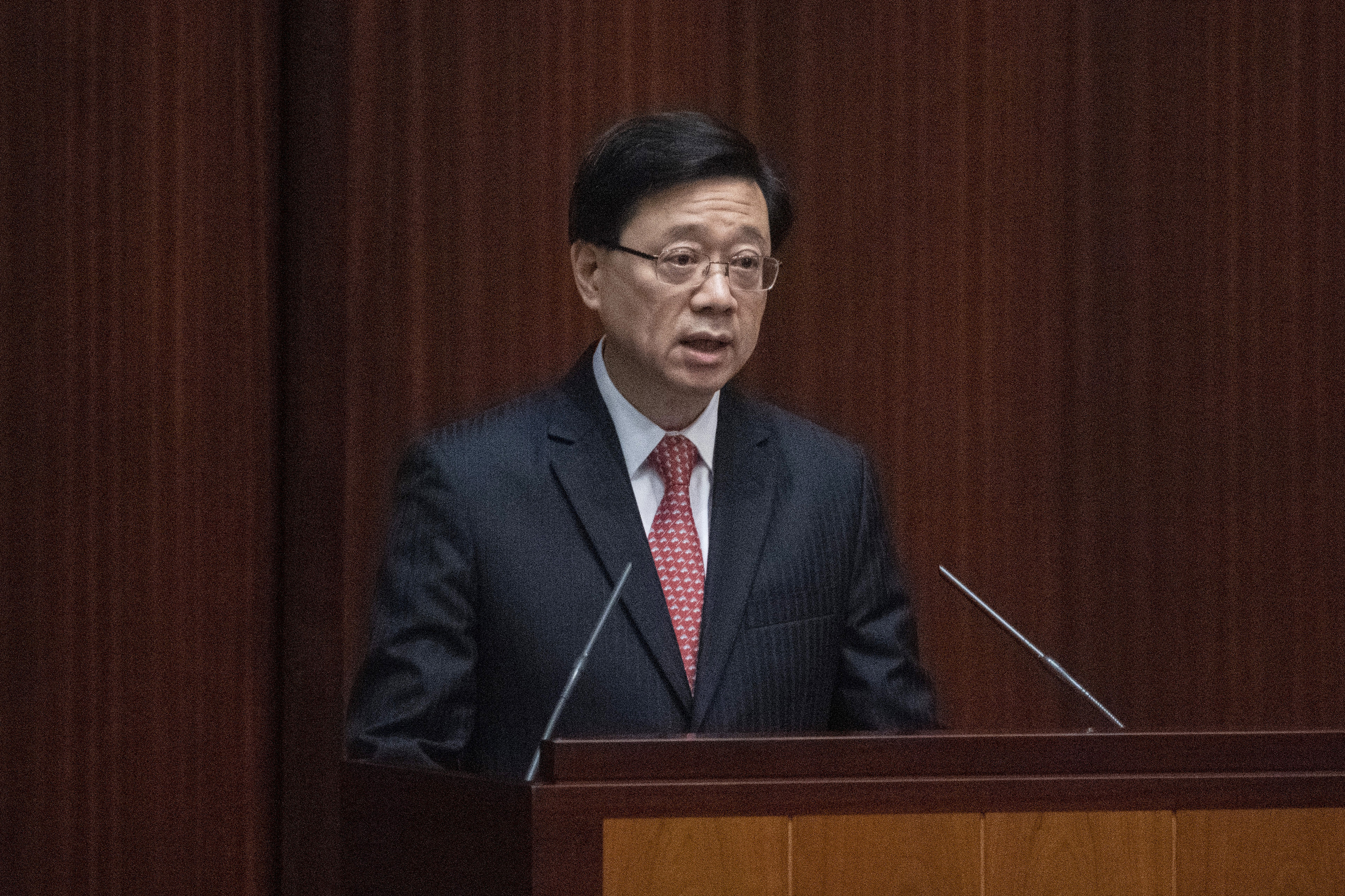 El jefe del gobierno de Hong Kong, John Lee,  pronuncia su discurso político en la cámara del Consejo Legislativo en Hong Kong, el miércoles 19 de octubre de 2022.