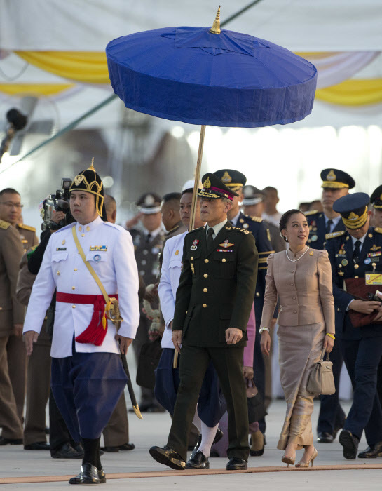 El rey Maha Vajiralongkorn y la princesa tailandesa Bajrakitiyabha (dcha.)