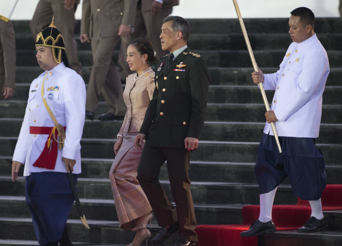 El rey Maha Vajiralongkorn y la princesa tailandesa Bajrakitiyabha (centro)