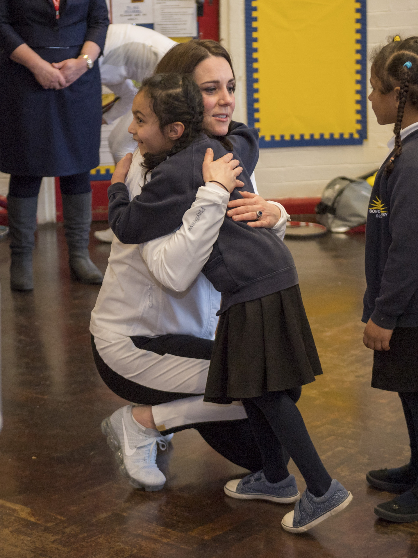 La duquesa de Cambridge, abrazando a una nia en un acto.