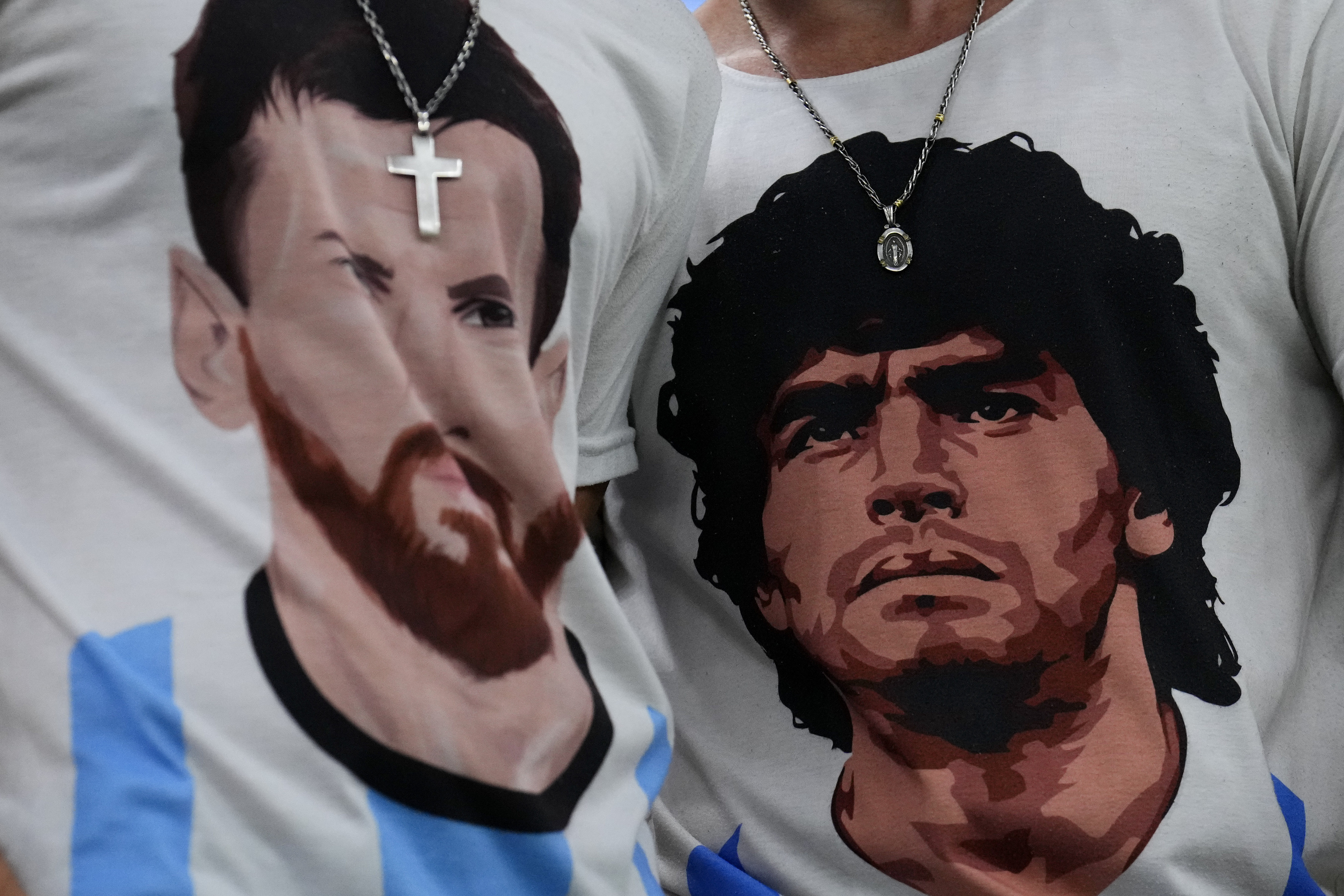 Camisetas de Messi y Maradona.