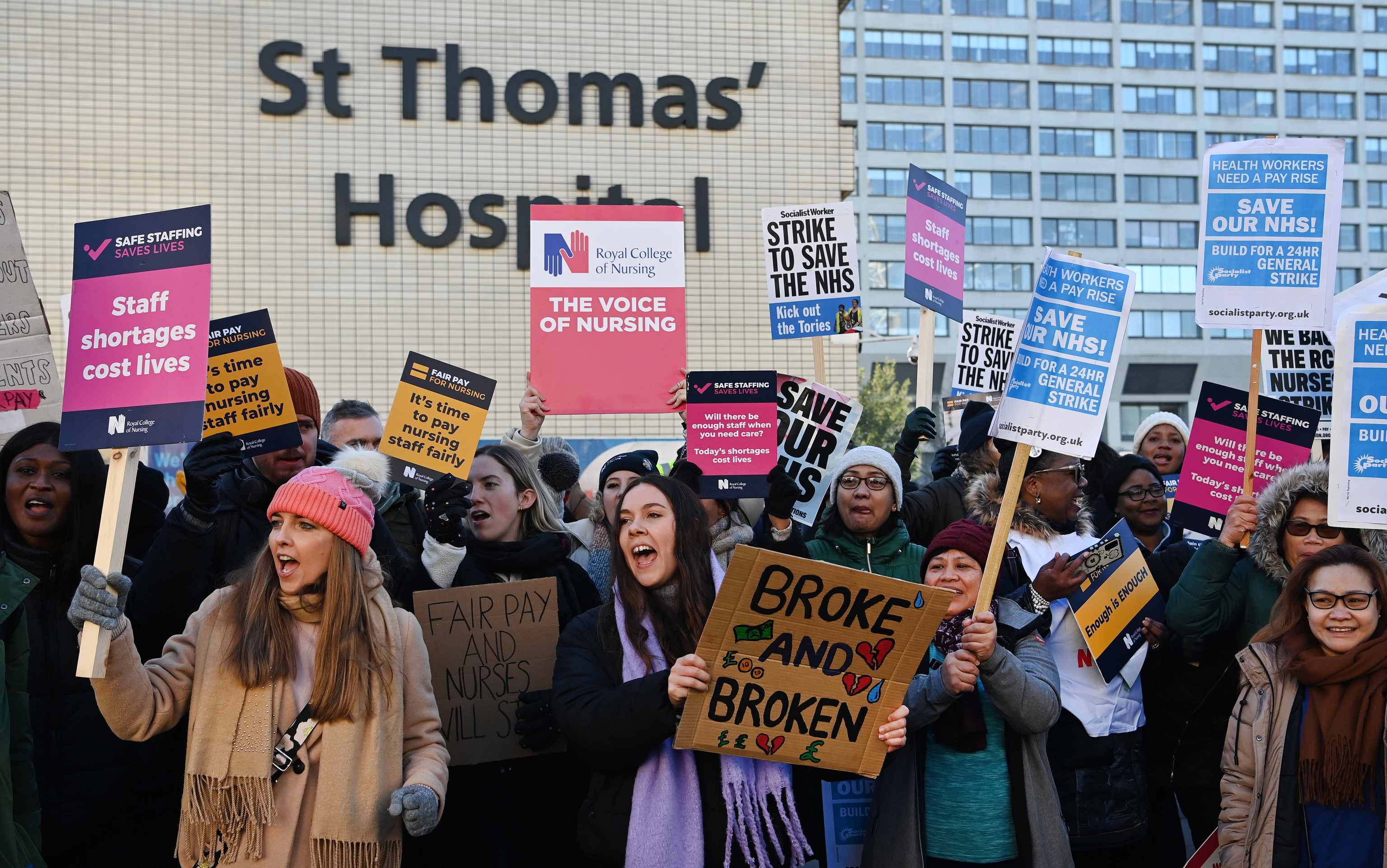 Los enfermeros del NHS forman un piquete frente al hospital de St. Thomas.