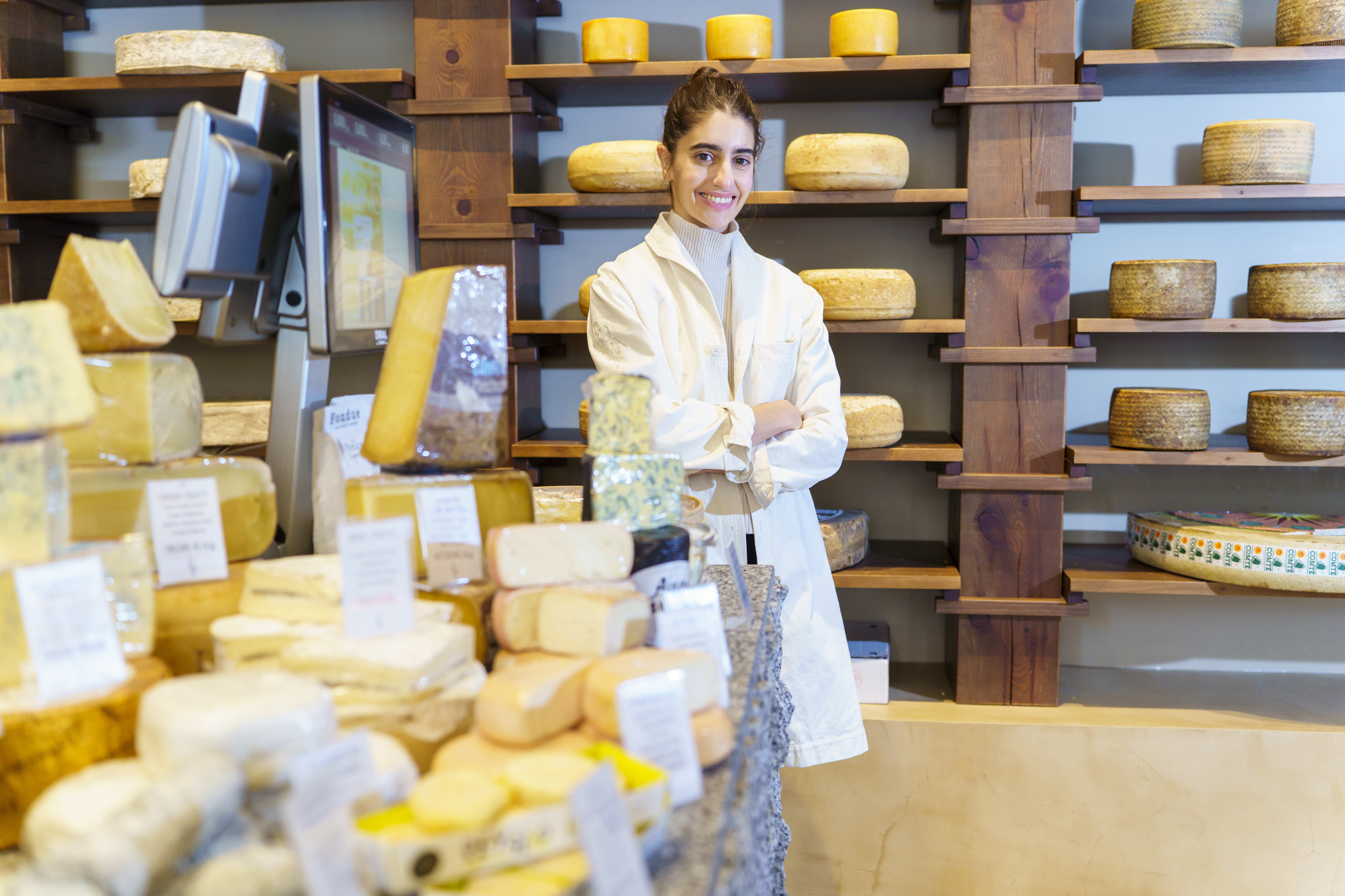 Clara Díez, en el mostrador de Formaje, la 'boutique' del queso