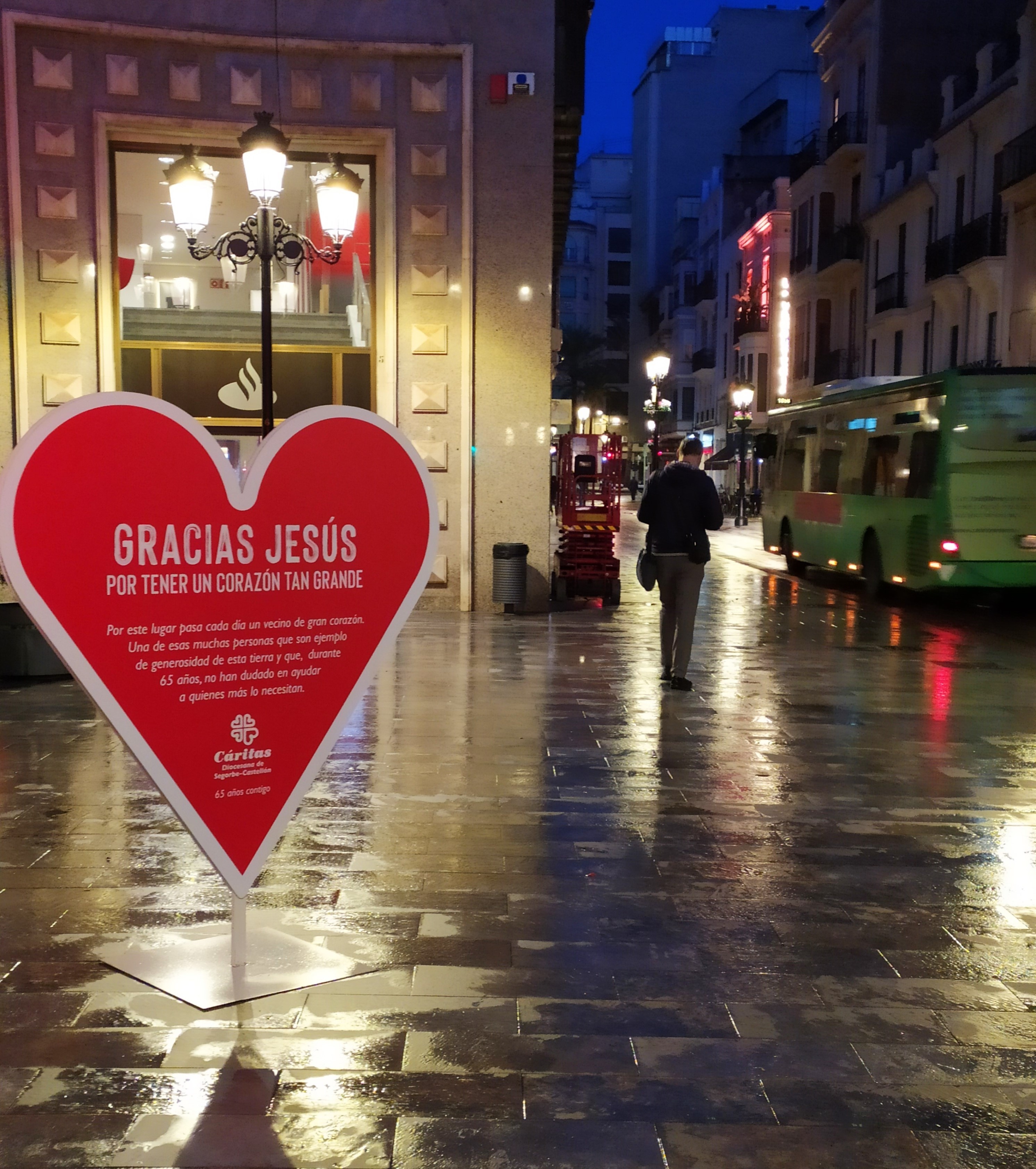 Critas ha instalado los corazones como forma de agradecimiento en distintos puntos de la ciudad.
