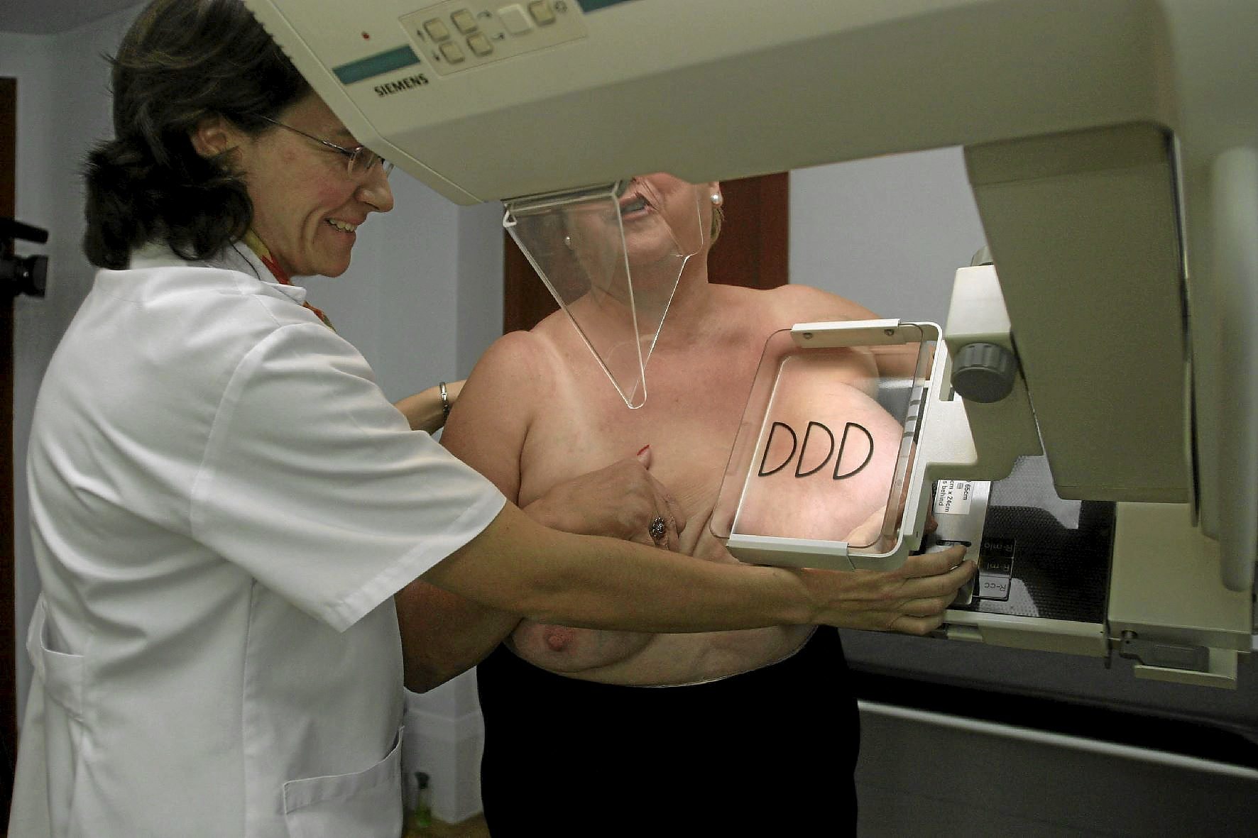 Una mujer se somete a una mamografa.
