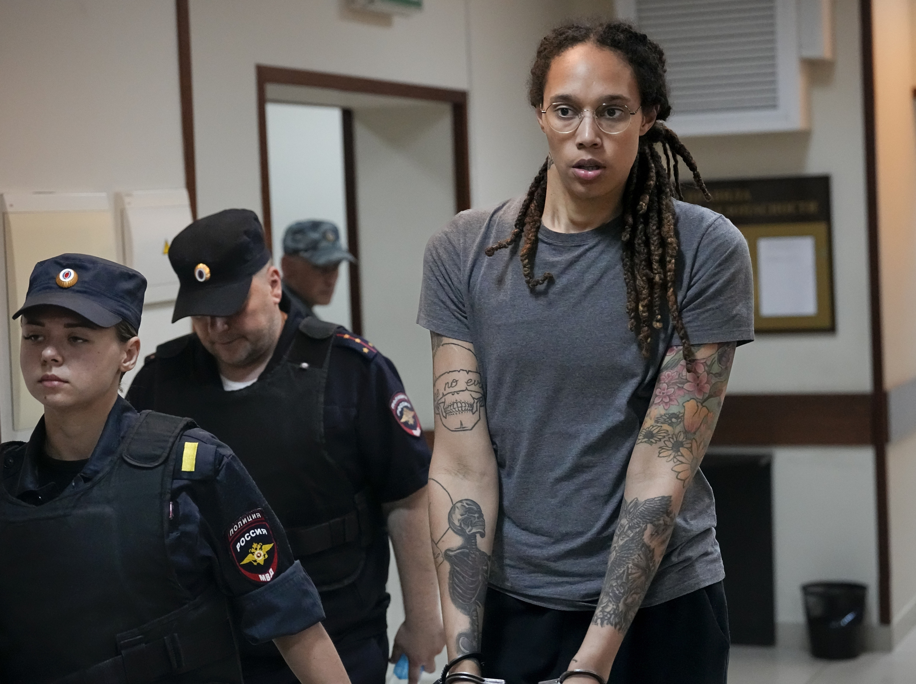 Brittney Griner escoltada desde la sala del tribunal tras una audiencia en Khimki, a las afueras de Moscú, Rusia, el 4 de agosto de 2022.