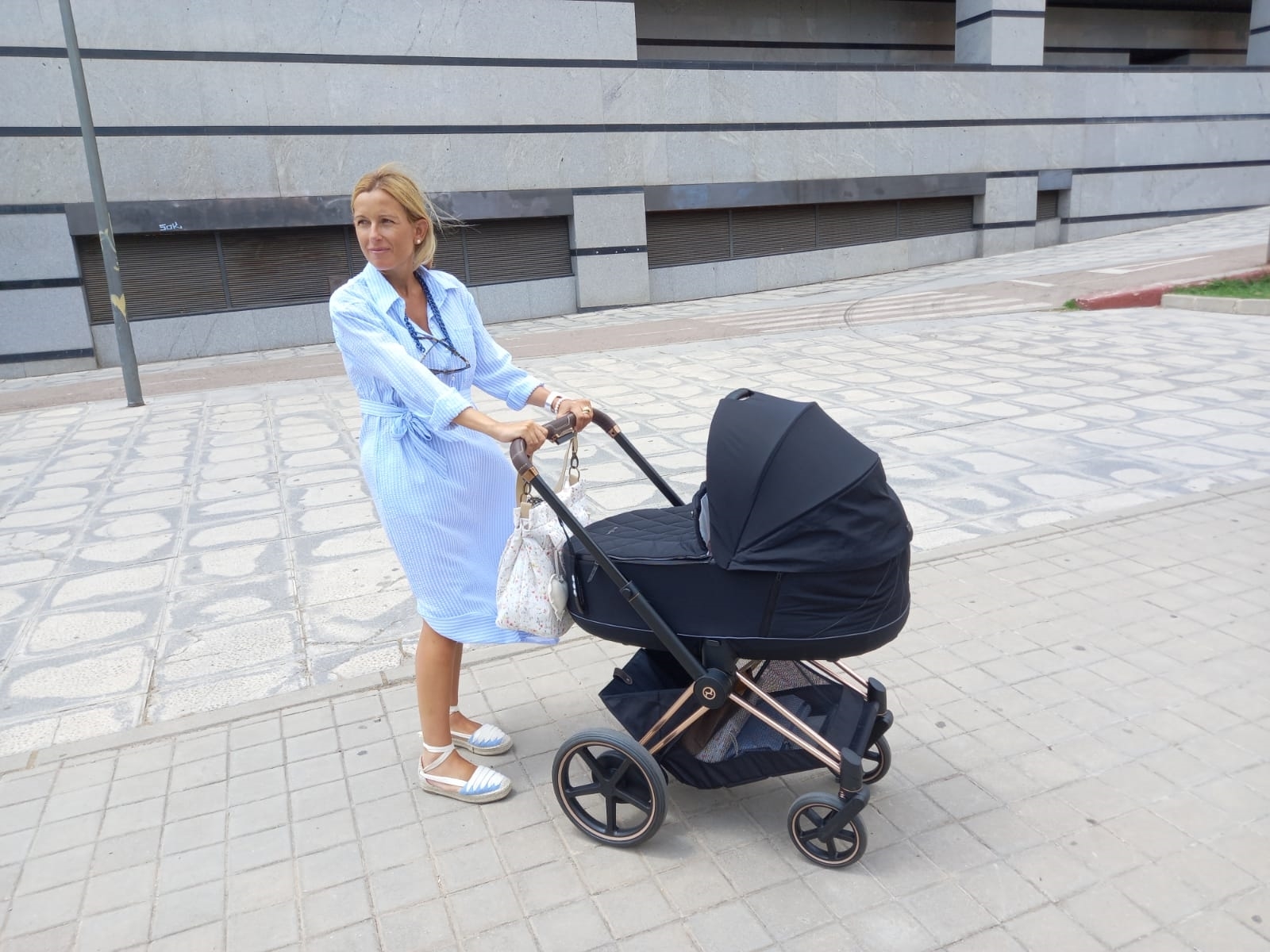 Roco paseando por las calles de Alcobendas con su hija
