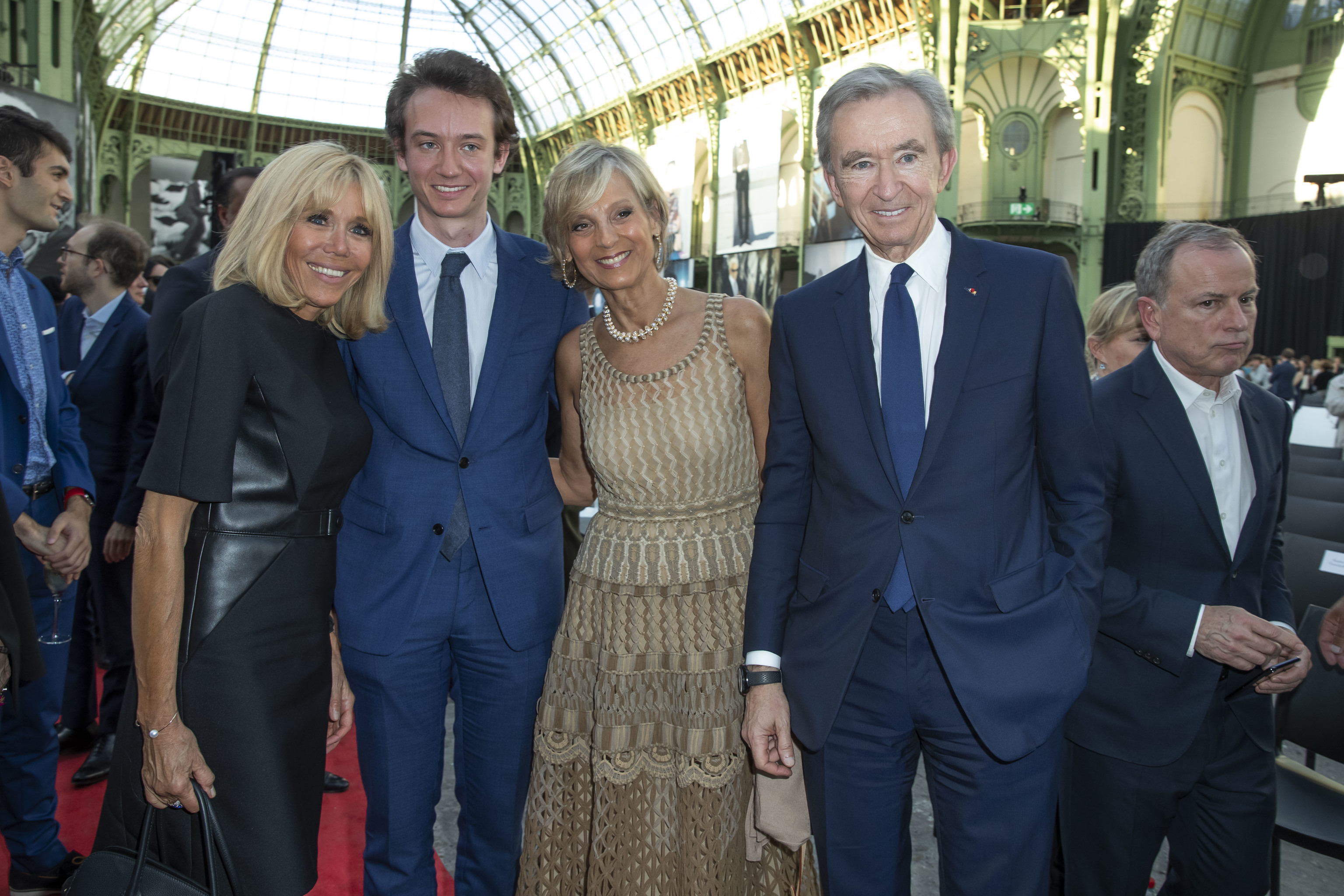 Arnault y su mujer con su hijo Frèderic y Brigitte Macron en 2029.