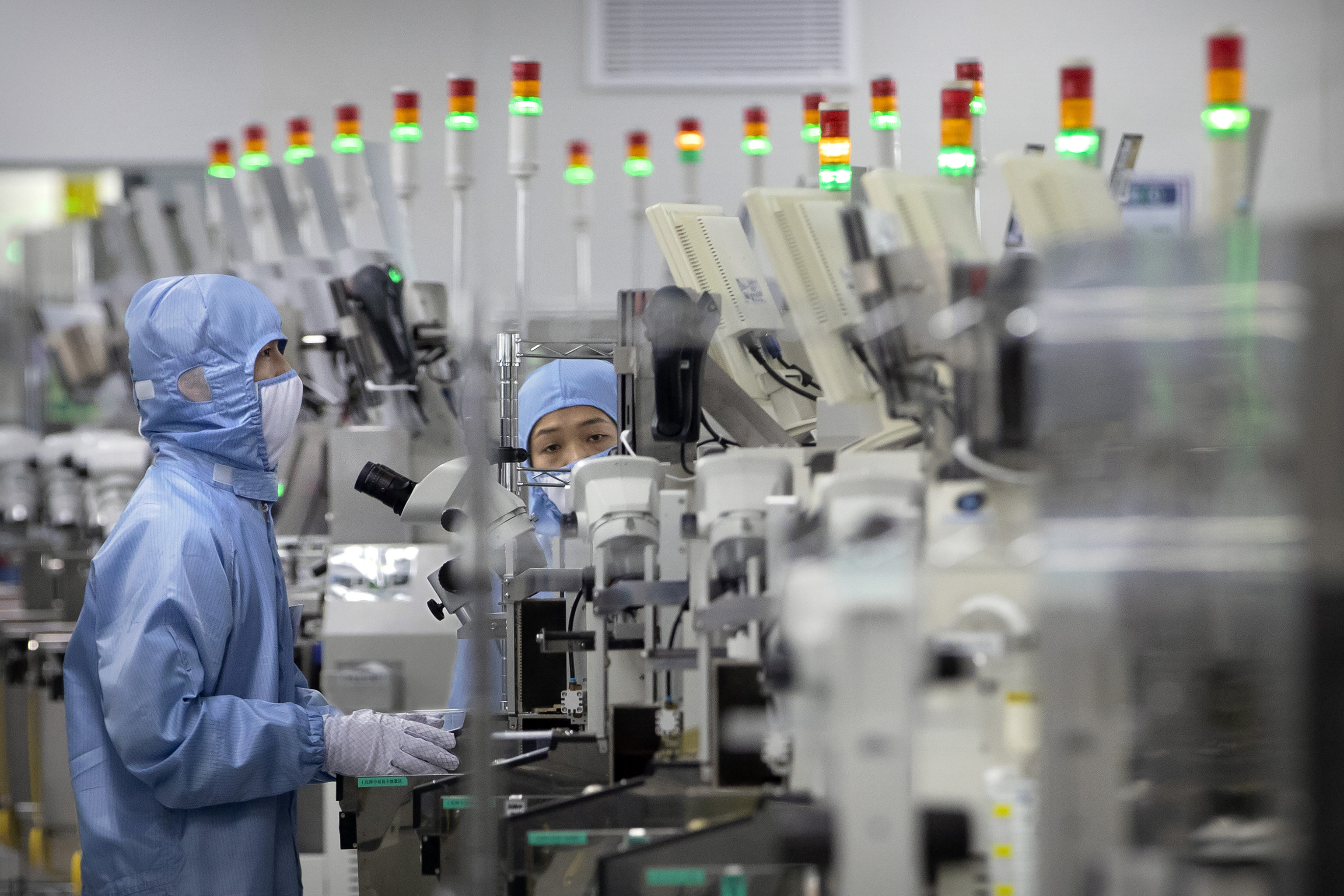 Dos empleados trabajan en una planta de semiconductores de la compañía Renesas Electronics.