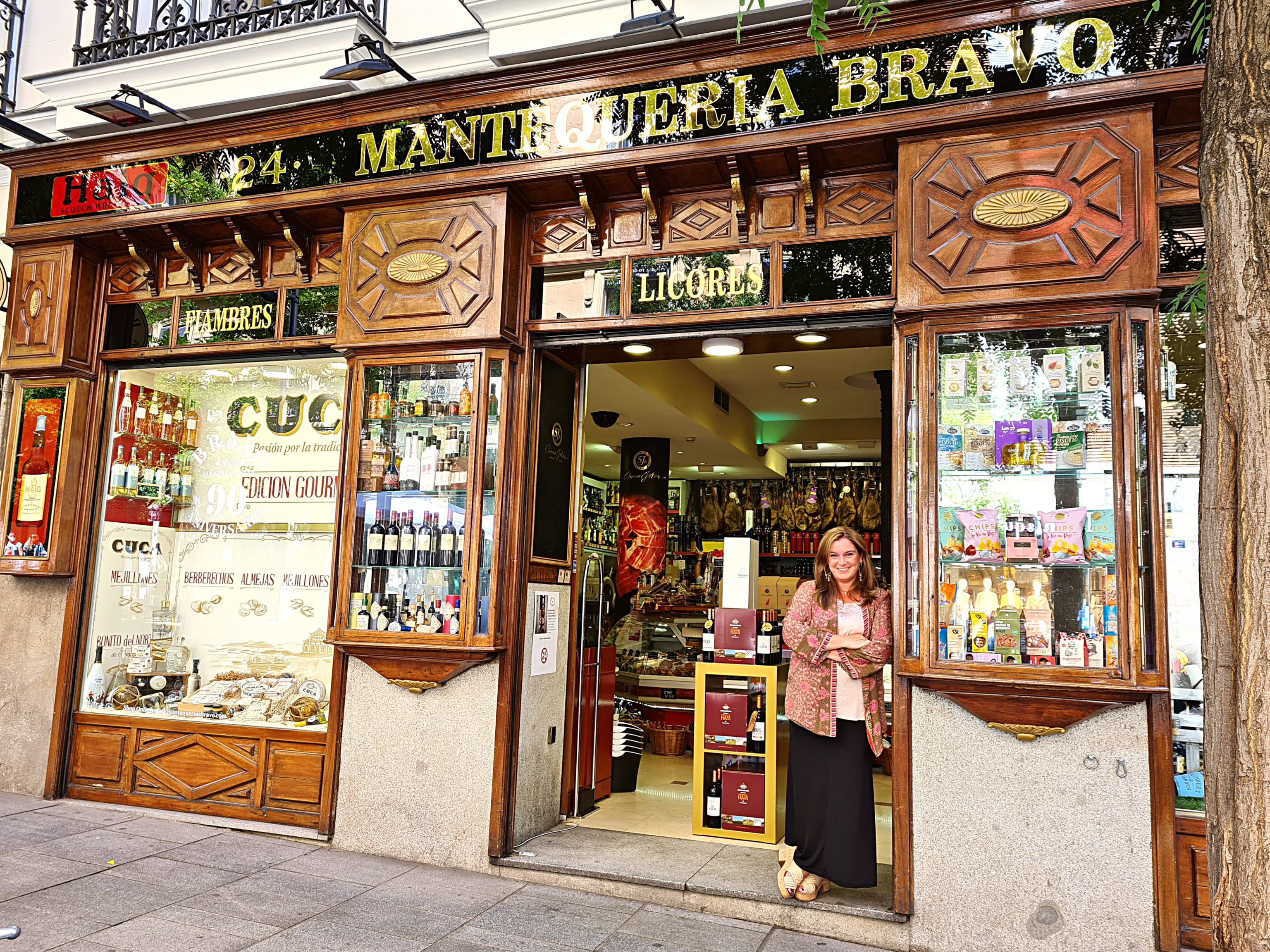 Elena Bravo, nieta del fundador de esta tienda, mantiene la máxima de "calidad y atención personal".izada".