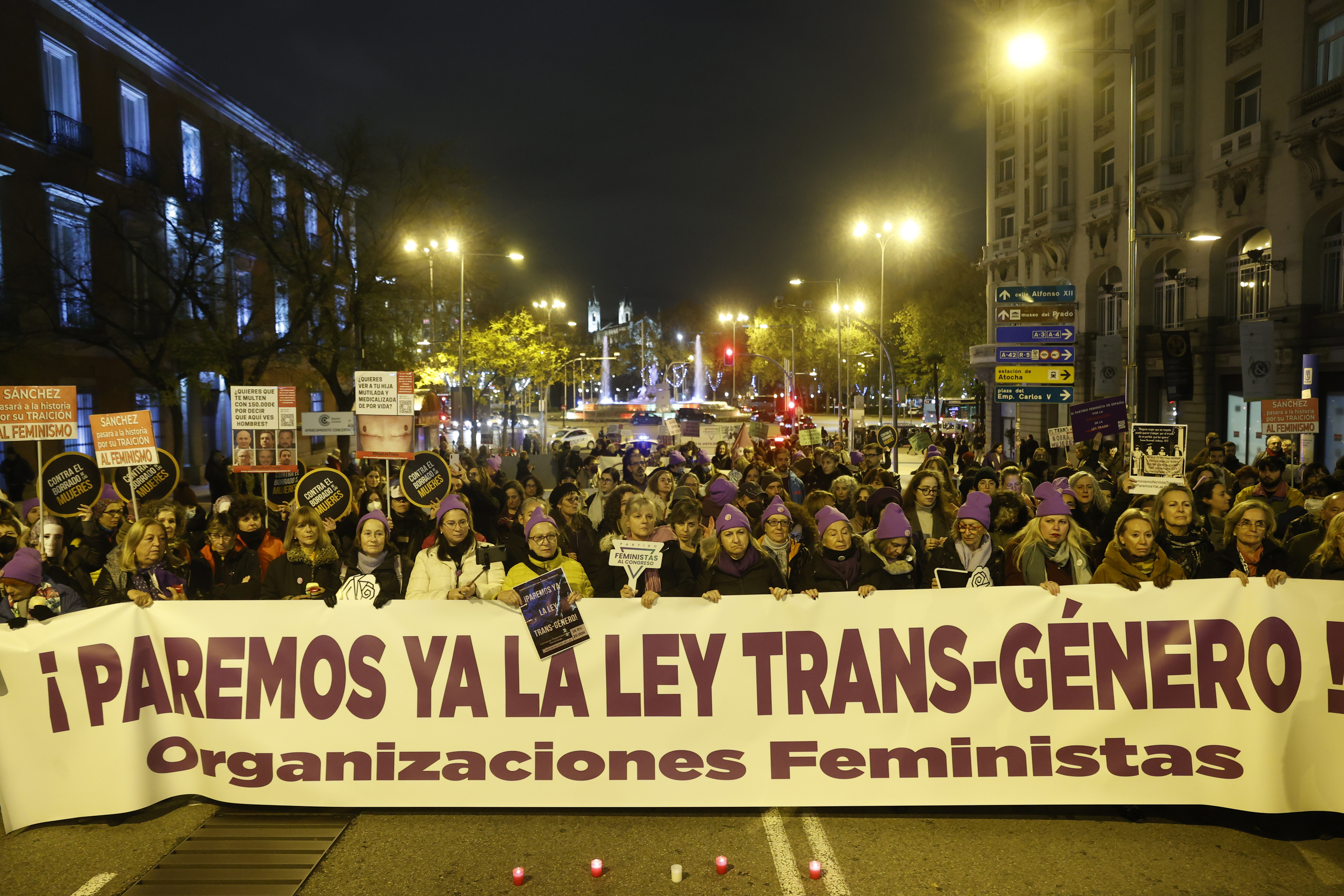 Varias personas pertenecientes a organizaciones feministas participan, frente al Congreso de los Diputados, en una "concentración nocturna feminista" para exigir la paralización inmediata del proyecto de ley trans.