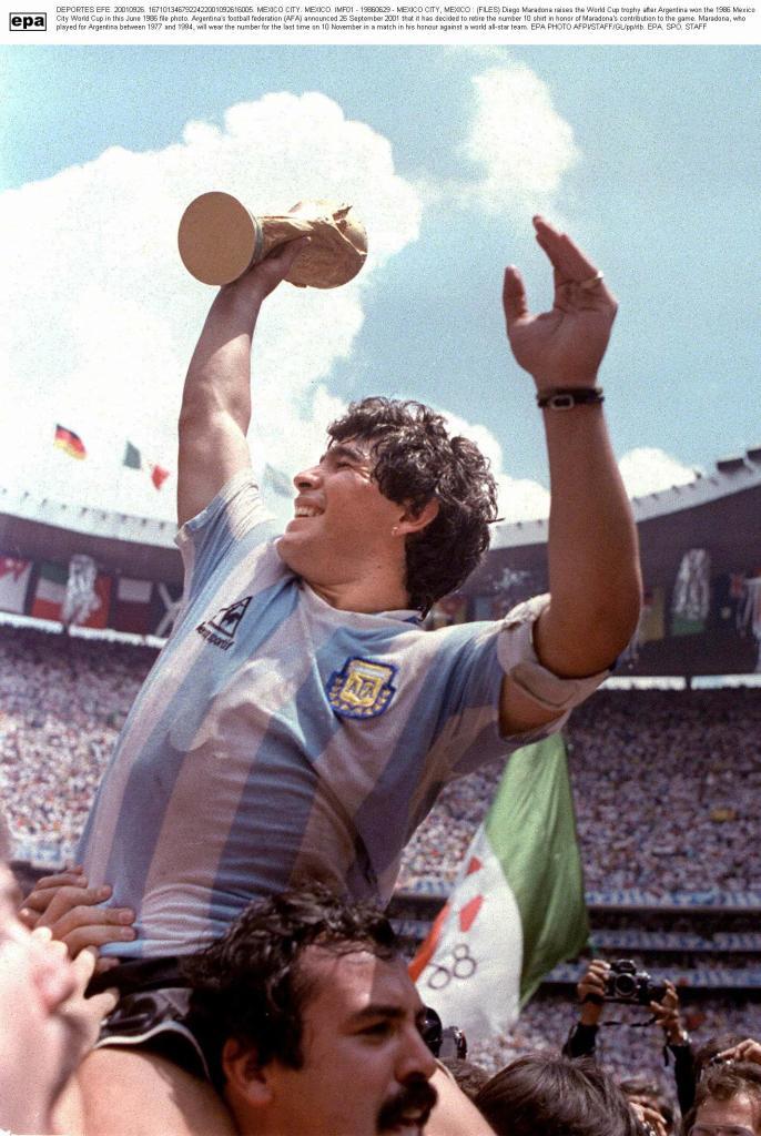 Maradona con el ttulo de 1986.