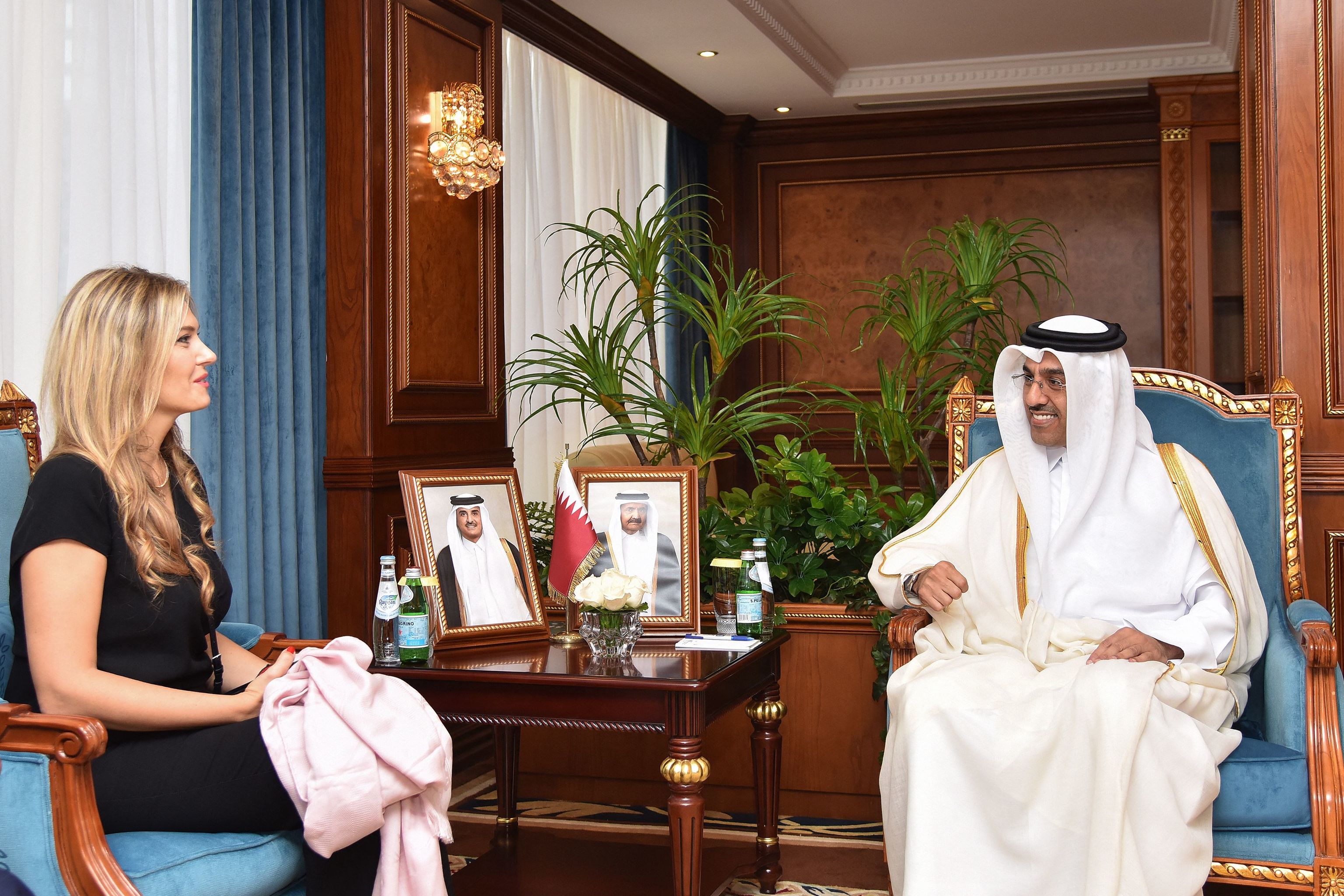 La vicepresidenta del Parlamento Europeo, Eva Kaili, reunida con el ministro de Trabajo de Qatar, Ali bin Samikh Al Marri. Reuters