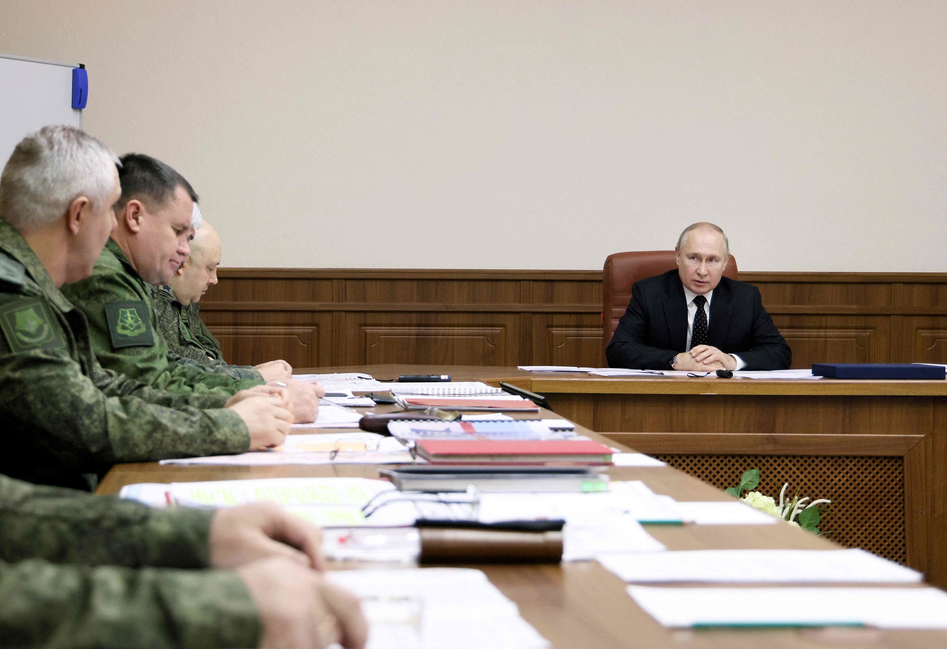 Vladimir Putin con soldados rusos de la guerra de Ucrania.
