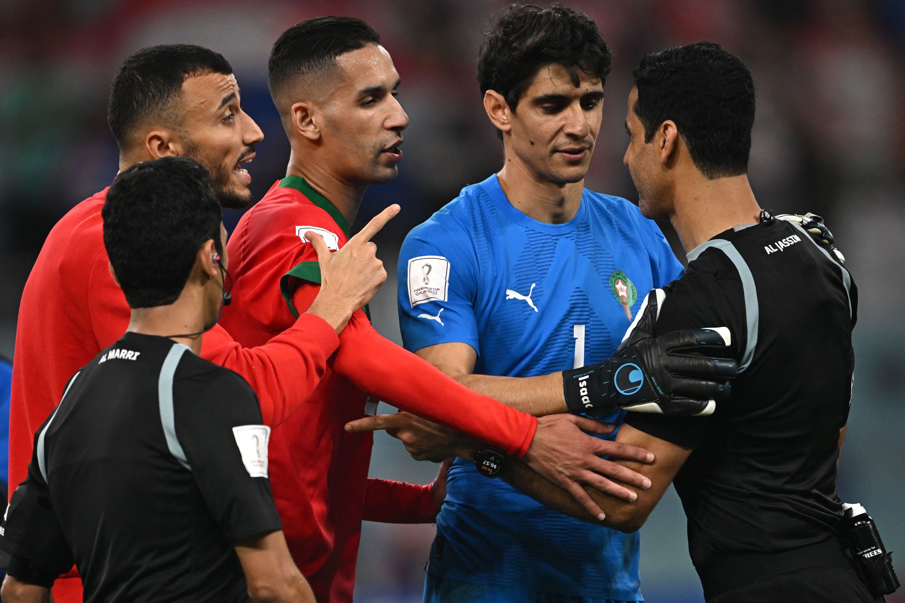 Los jugadores de Marruecos se quejan al árbitro qatarí Al Jassim.