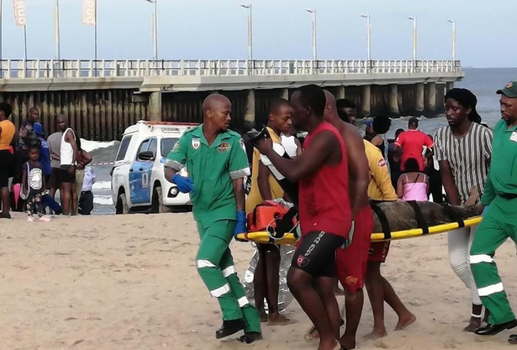 Los servicios de emergencia atienden a un herido en la playa de Durban.