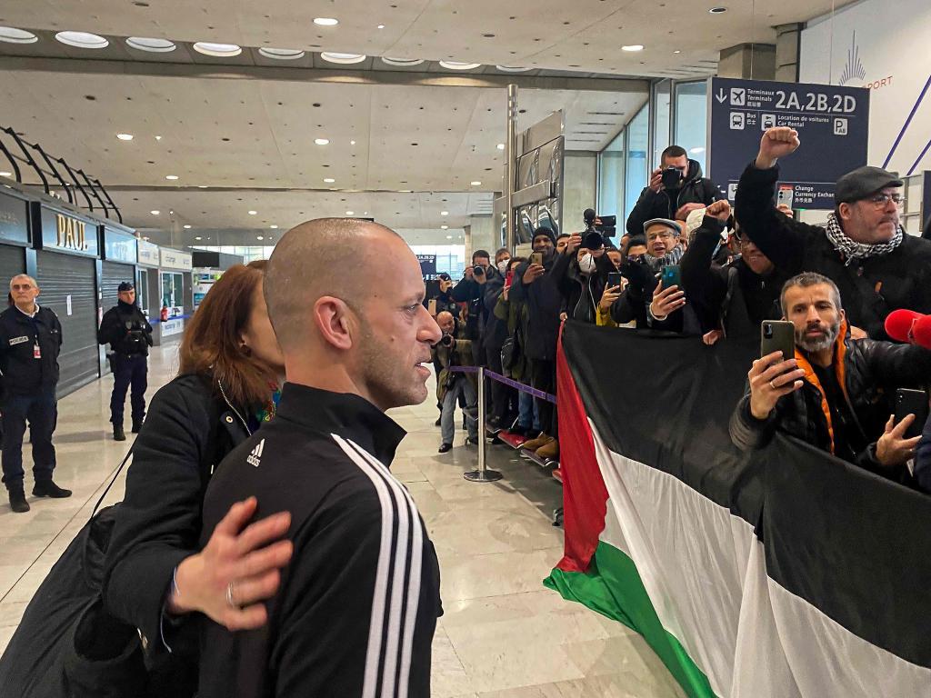 El abogado Salah Hamouri a su llegada al aeropuerto parisino de Roissy.