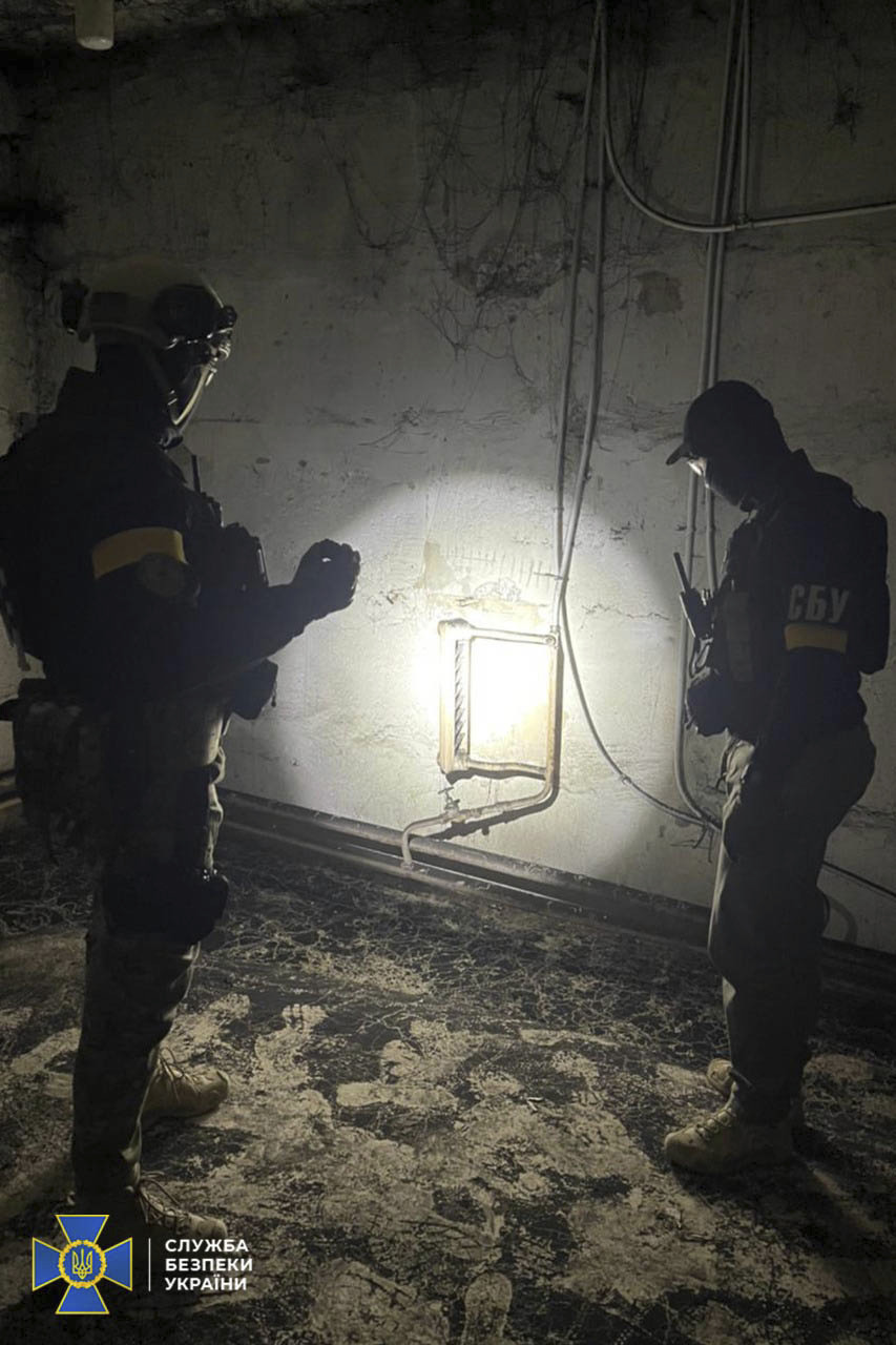 Policas ucranianos en la cmara de torturas de Jersn.